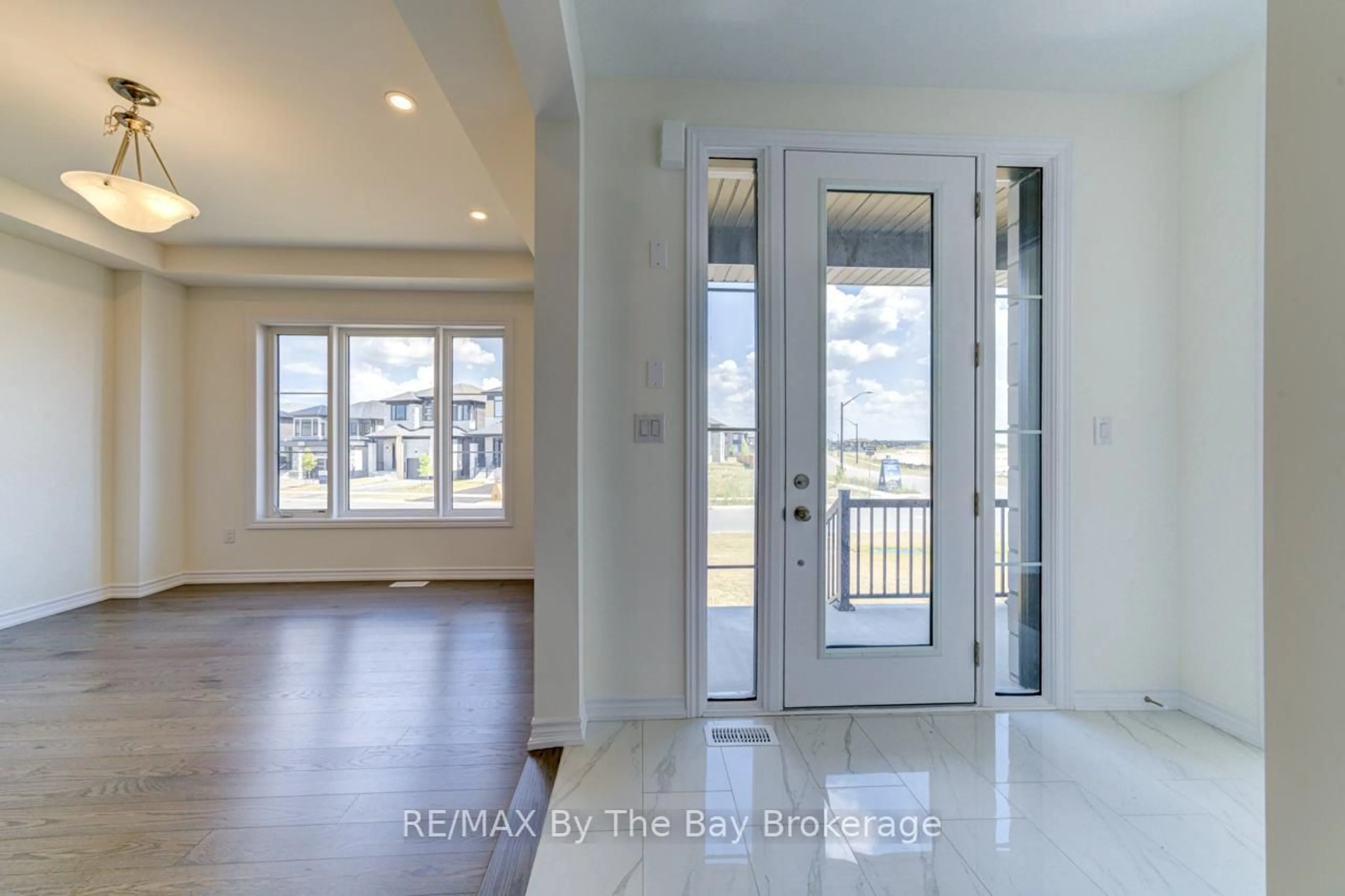 Indoor entryway for 19 Sun Valley Ave, Wasaga Beach Ontario L9Z 0N6