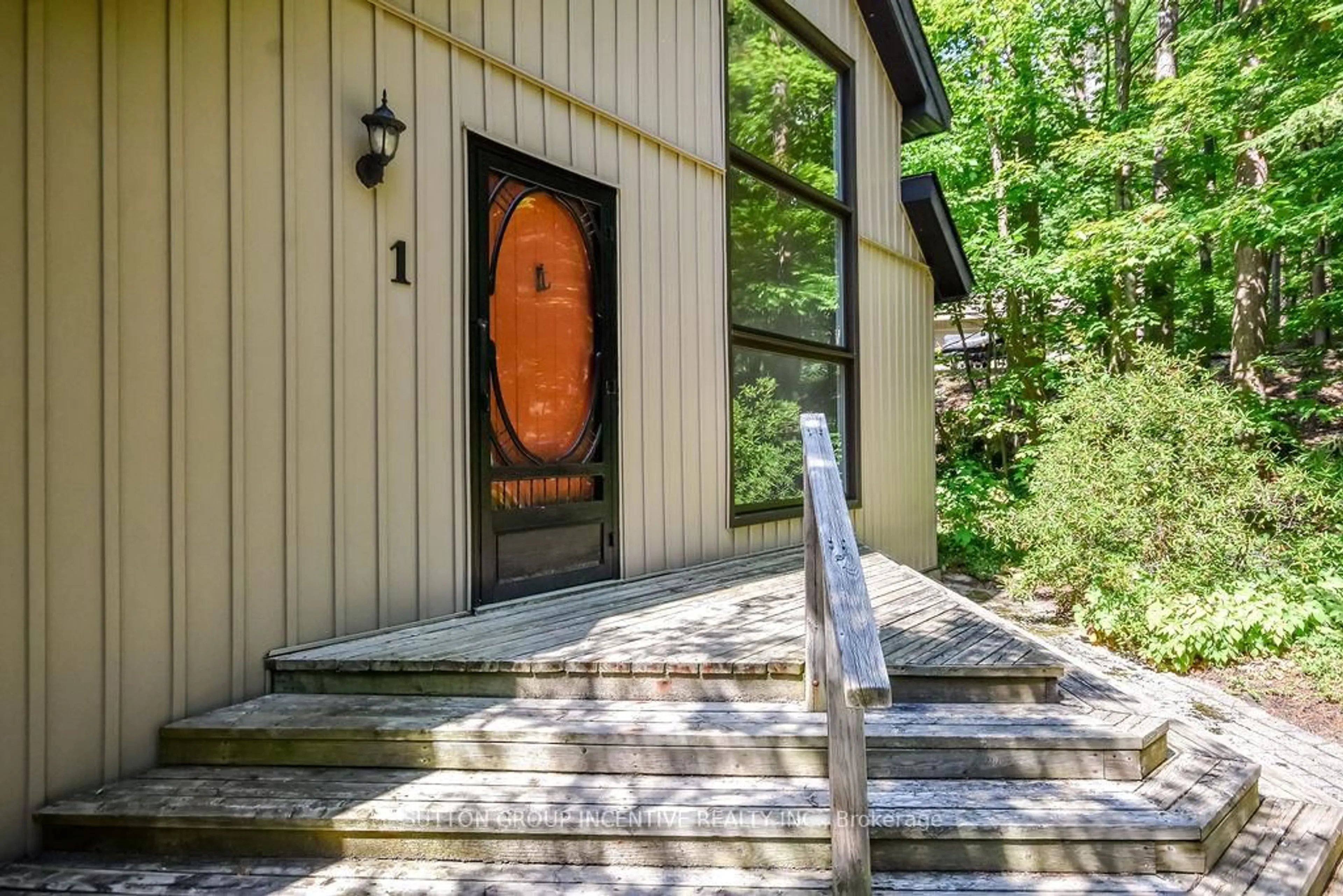 Indoor entryway for 1 Pine Ridge Tr, Oro-Medonte Ontario L4M 4Y8