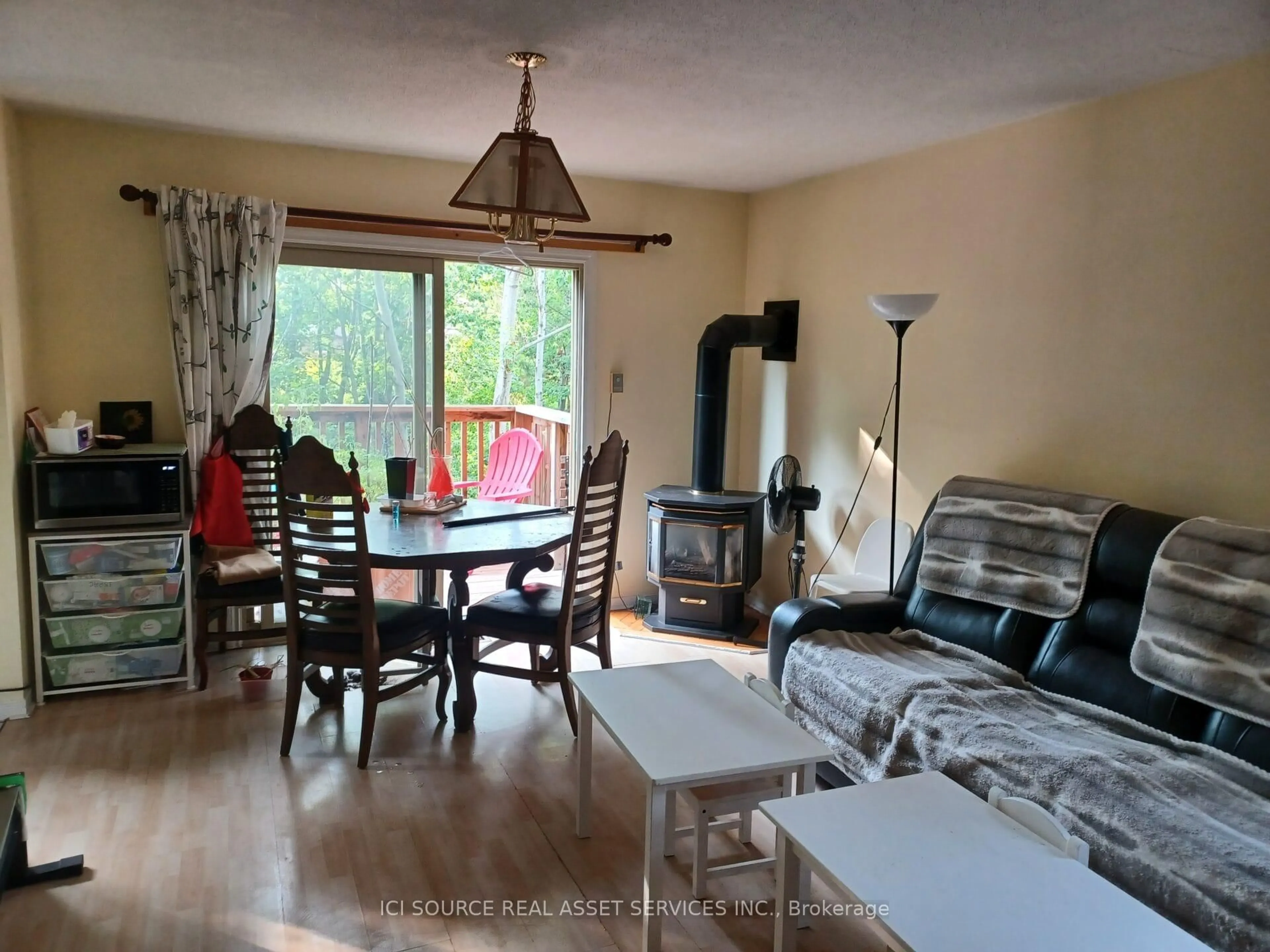 Living room with furniture, wood/laminate floor for 21 Evergreen Crt #7, Barrie Ontario L4N 6W8