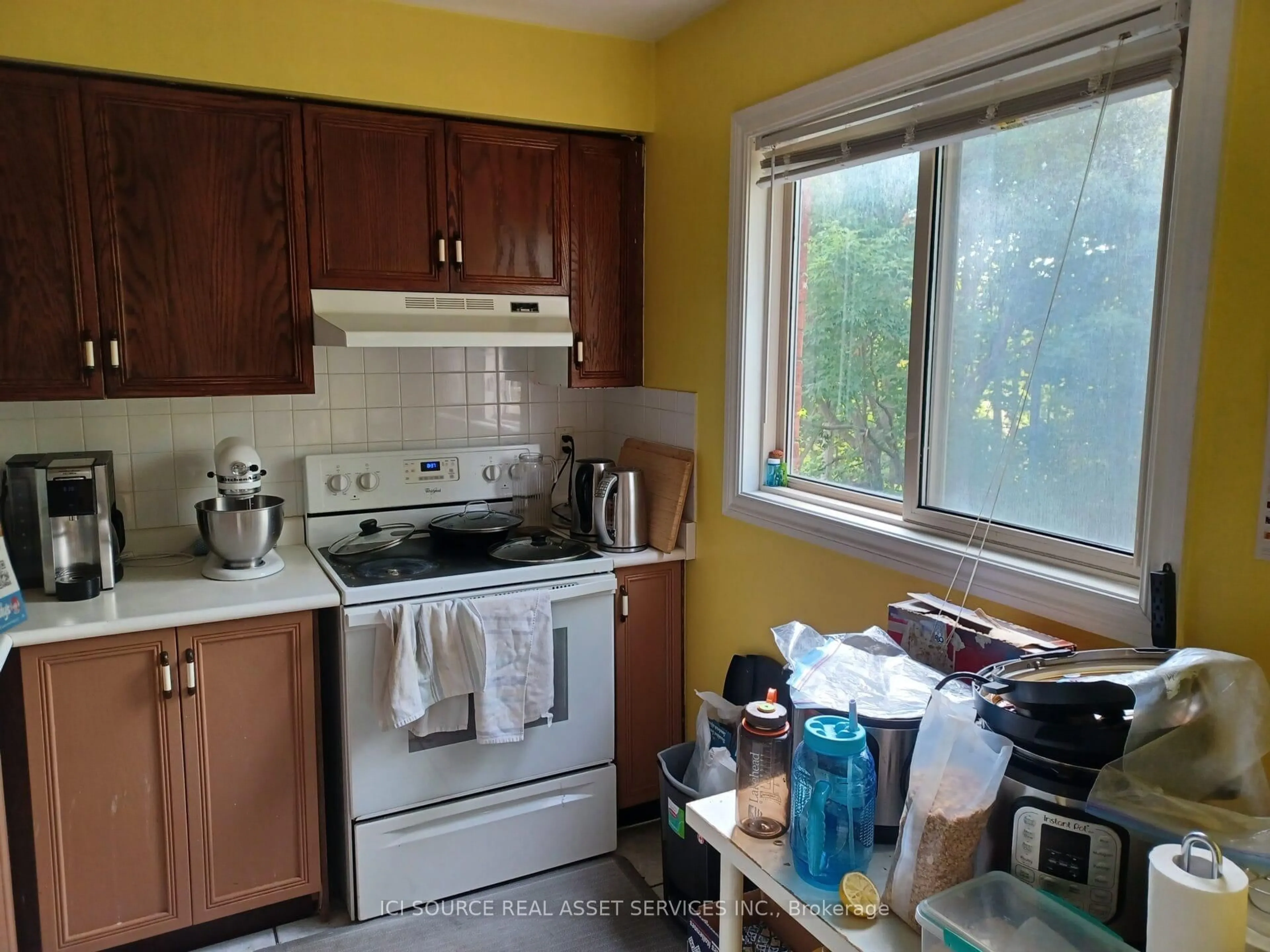 Standard kitchen, unknown for 21 Evergreen Crt #7, Barrie Ontario L4N 6W8