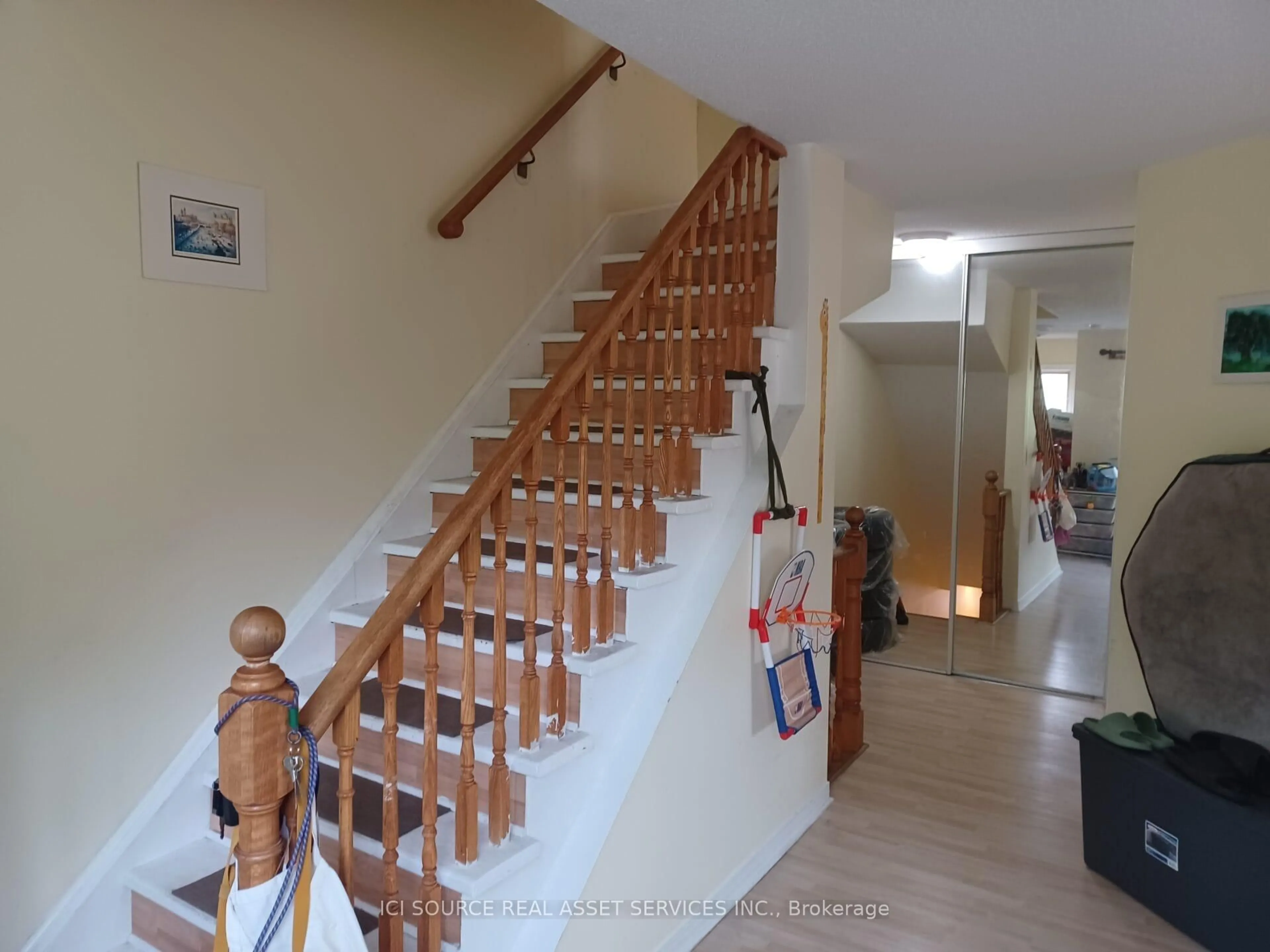 Indoor foyer for 21 Evergreen Crt #7, Barrie Ontario L4N 6W8