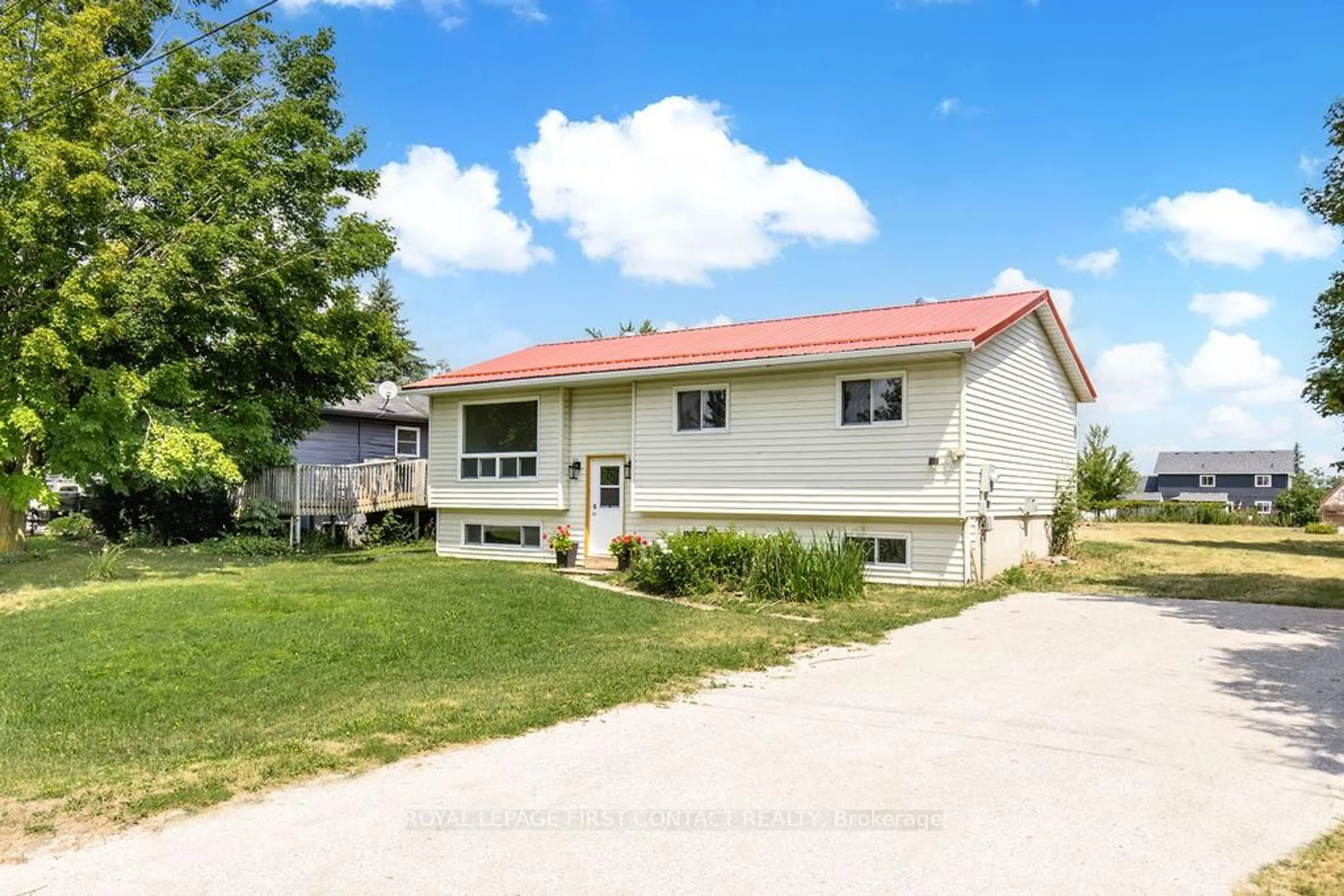 Home with vinyl exterior material, street for 3963 13 Line, Oro-Medonte Ontario L0K 1E0
