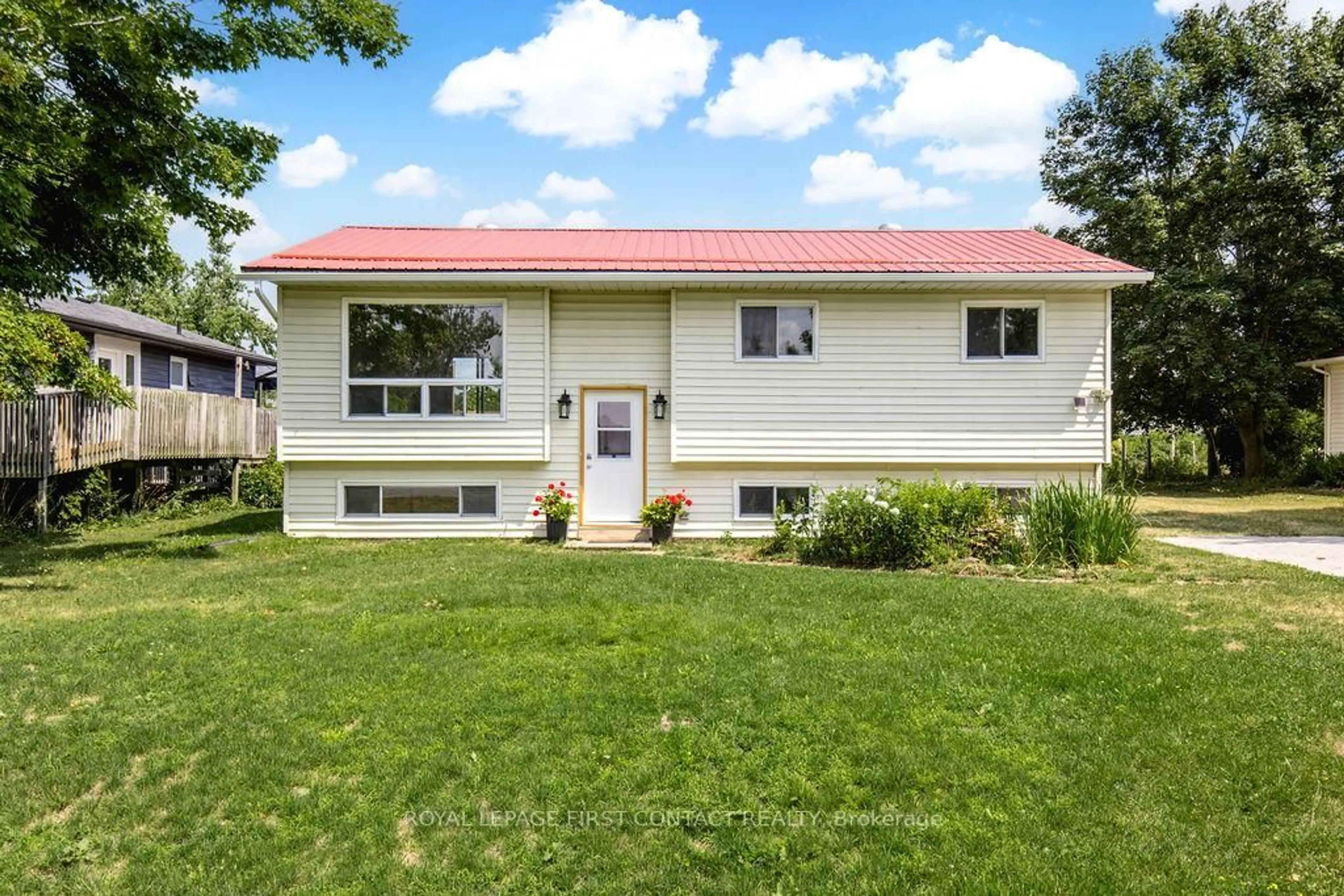 Home with vinyl exterior material, unknown for 3963 13 Line, Oro-Medonte Ontario L0K 1E0
