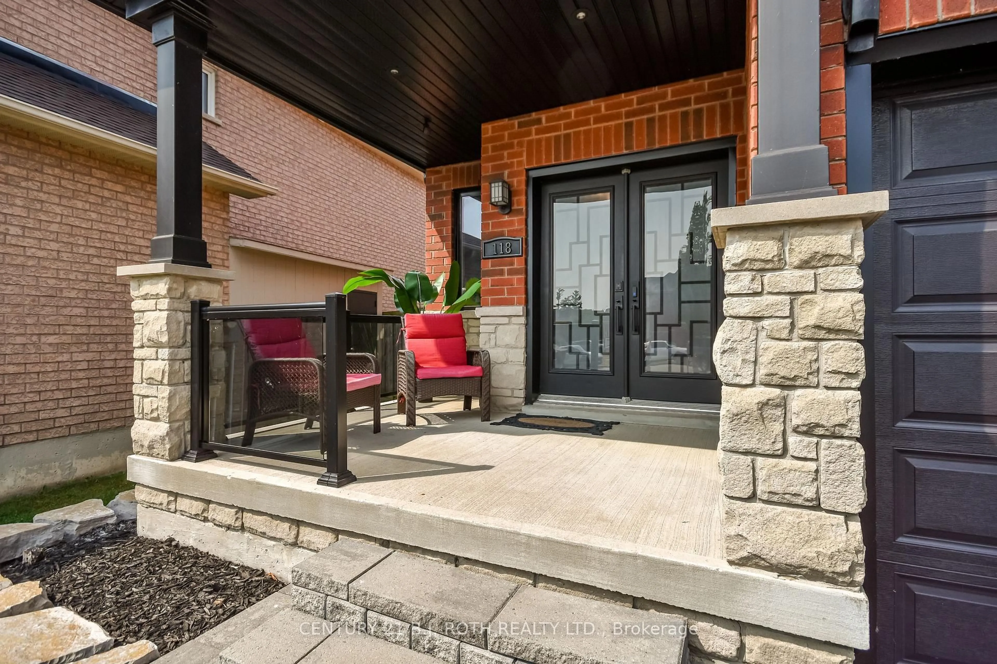 Patio, street for 118 The Queensway, Barrie Ontario L4M 0B1