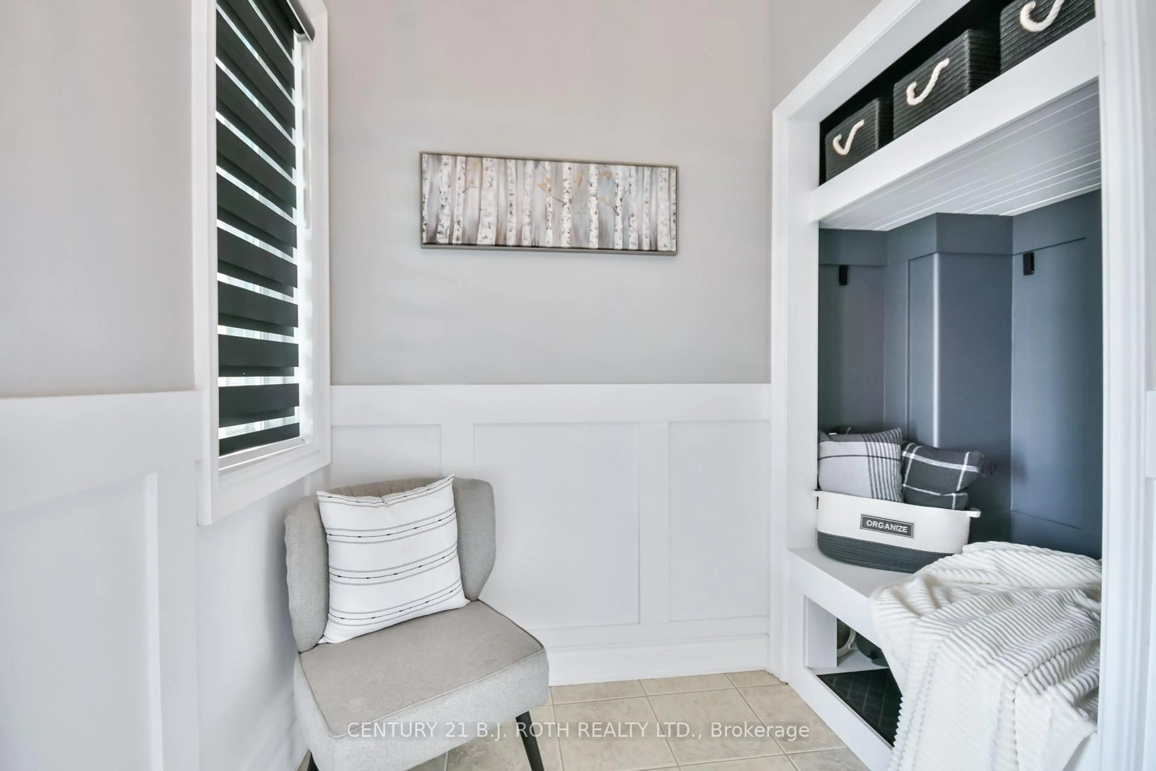 Contemporary bathroom, ceramic/tile floor for 118 The Queensway, Barrie Ontario L4M 0B1