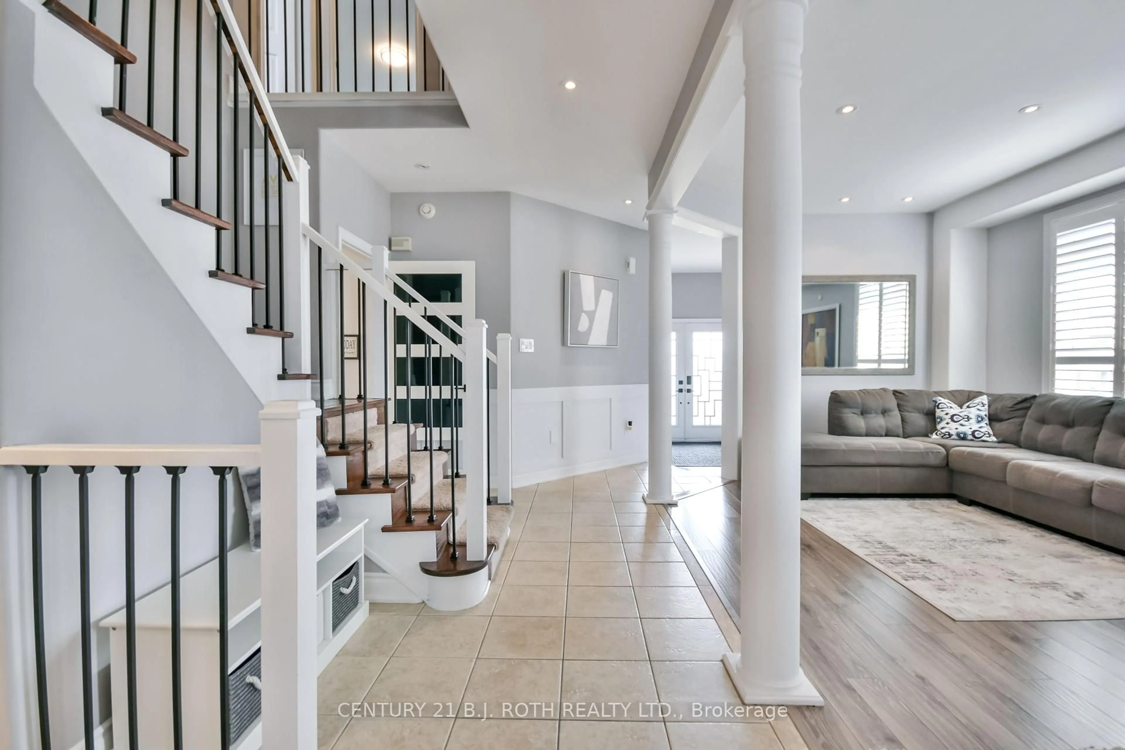 Indoor entryway for 118 The Queensway, Barrie Ontario L4M 0B1
