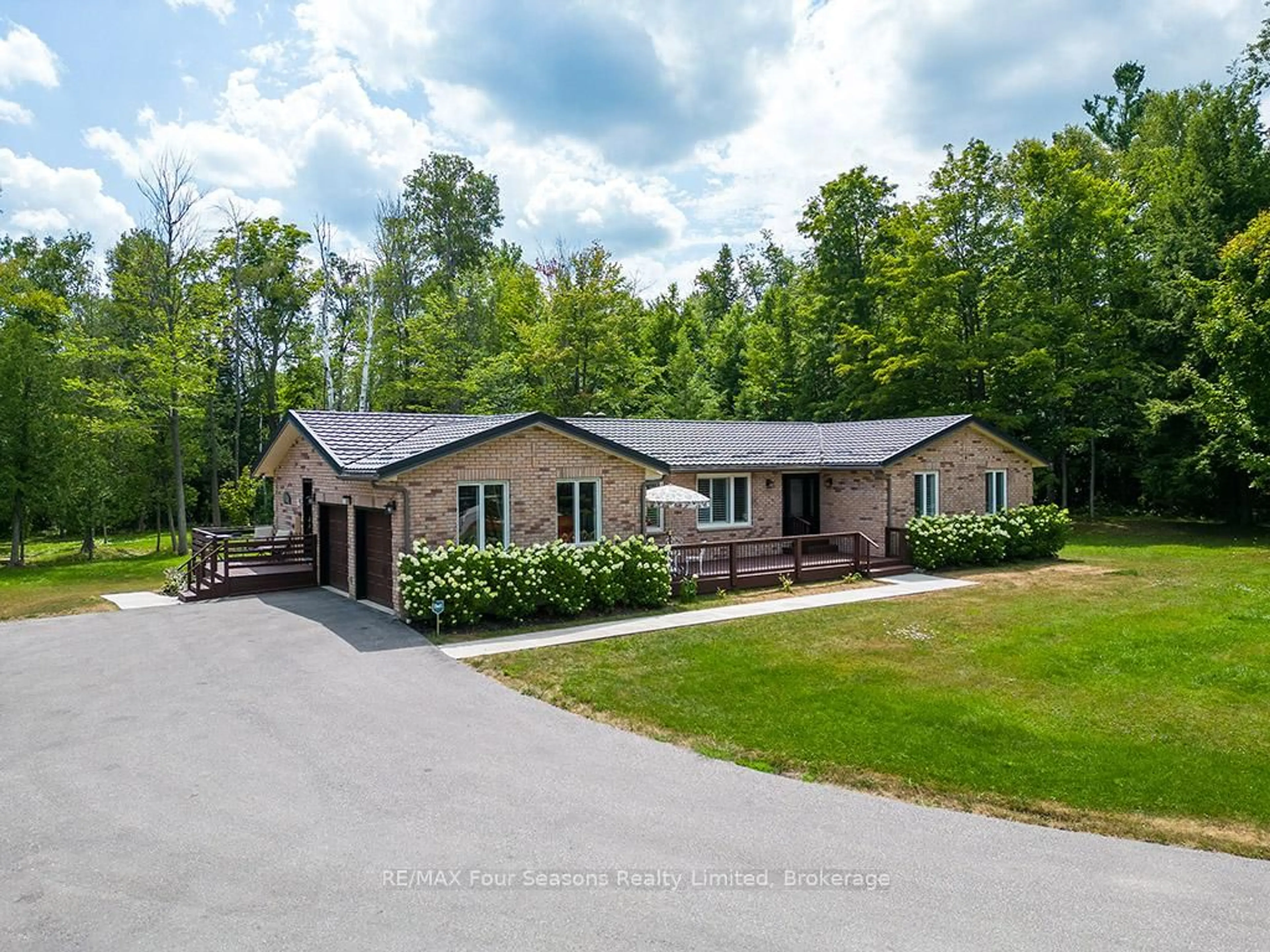 A pic from outside/outdoor area/front of a property/back of a property/a pic from drone, unknown for 5259 Sunnidale Concession  5 Rd, Clearview Ontario L0M 1N0