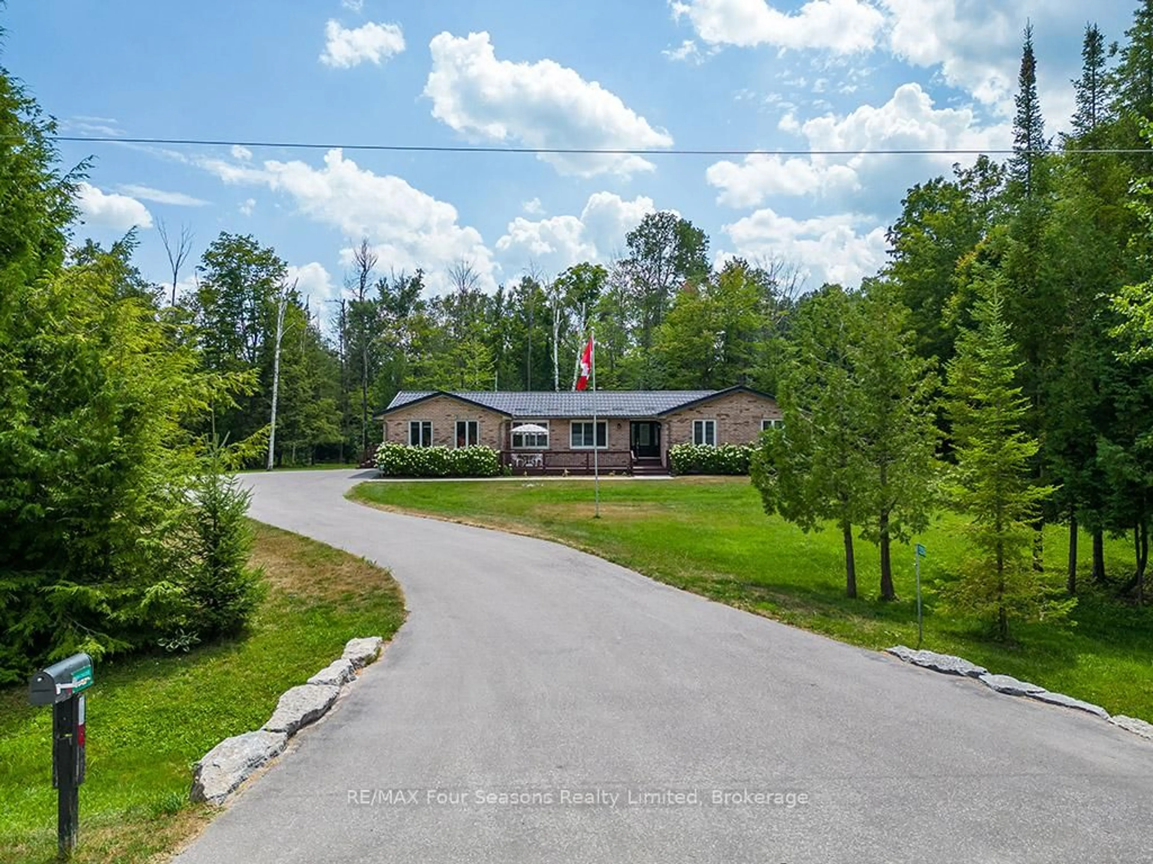 A pic from outside/outdoor area/front of a property/back of a property/a pic from drone, mountain view for 5259 Sunnidale Concession  5 Rd, Clearview Ontario L0M 1N0