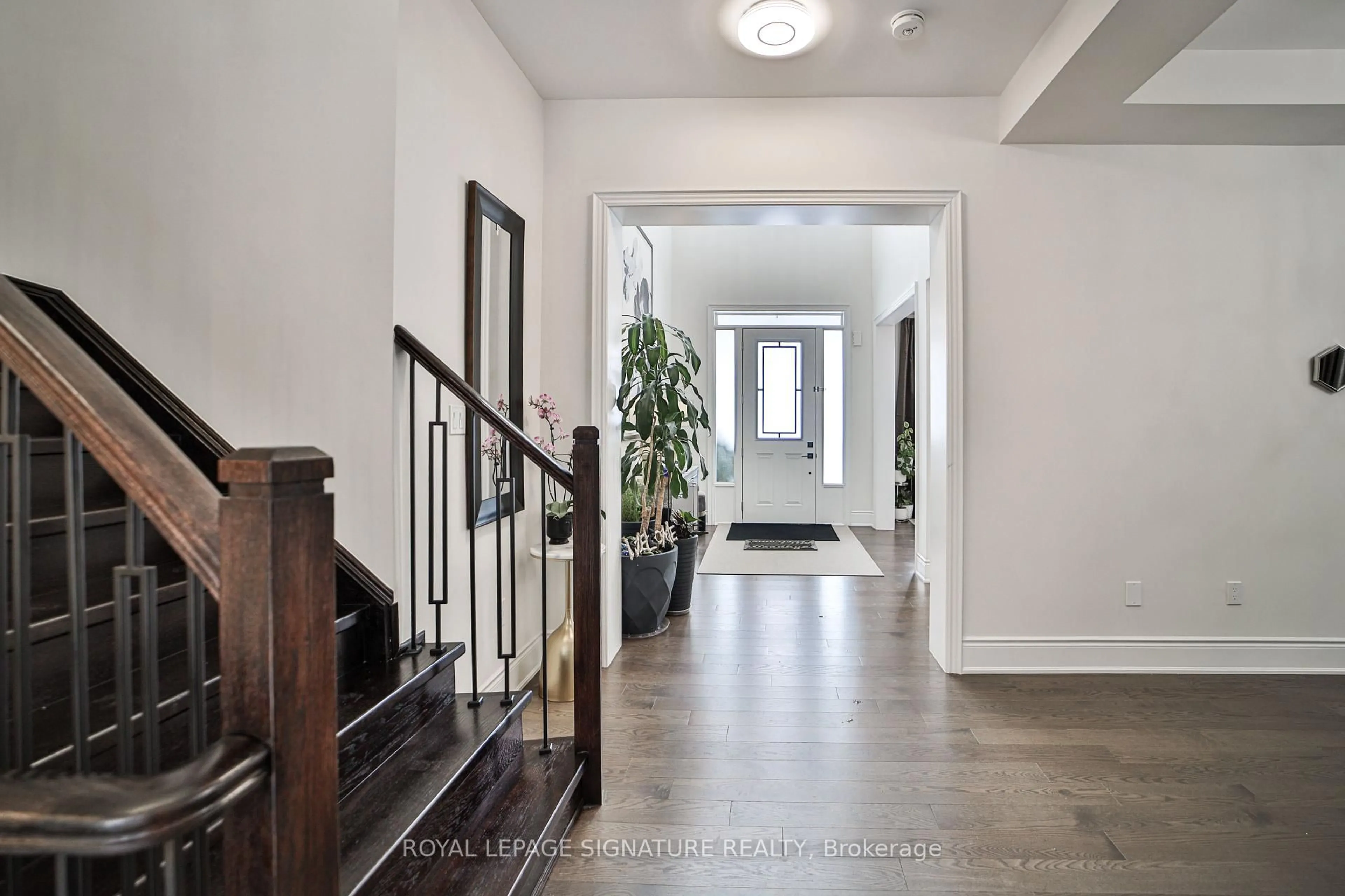 Indoor entryway for 27 Moreau Way, Springwater Ontario L9X 0S6