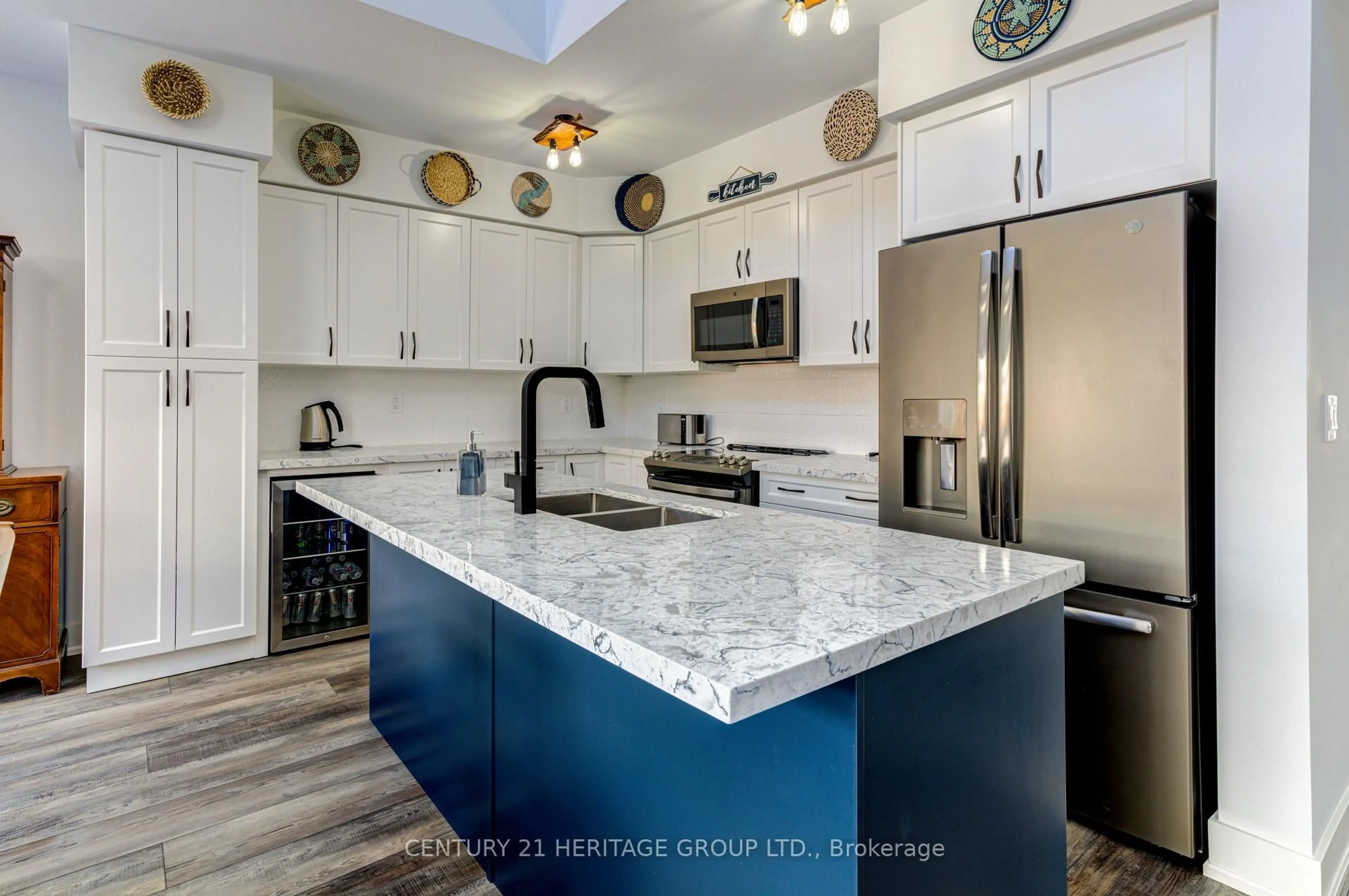 Open concept kitchen, ceramic/tile floor for 44 Ruby Cres, Orillia Ontario L3V 8M3