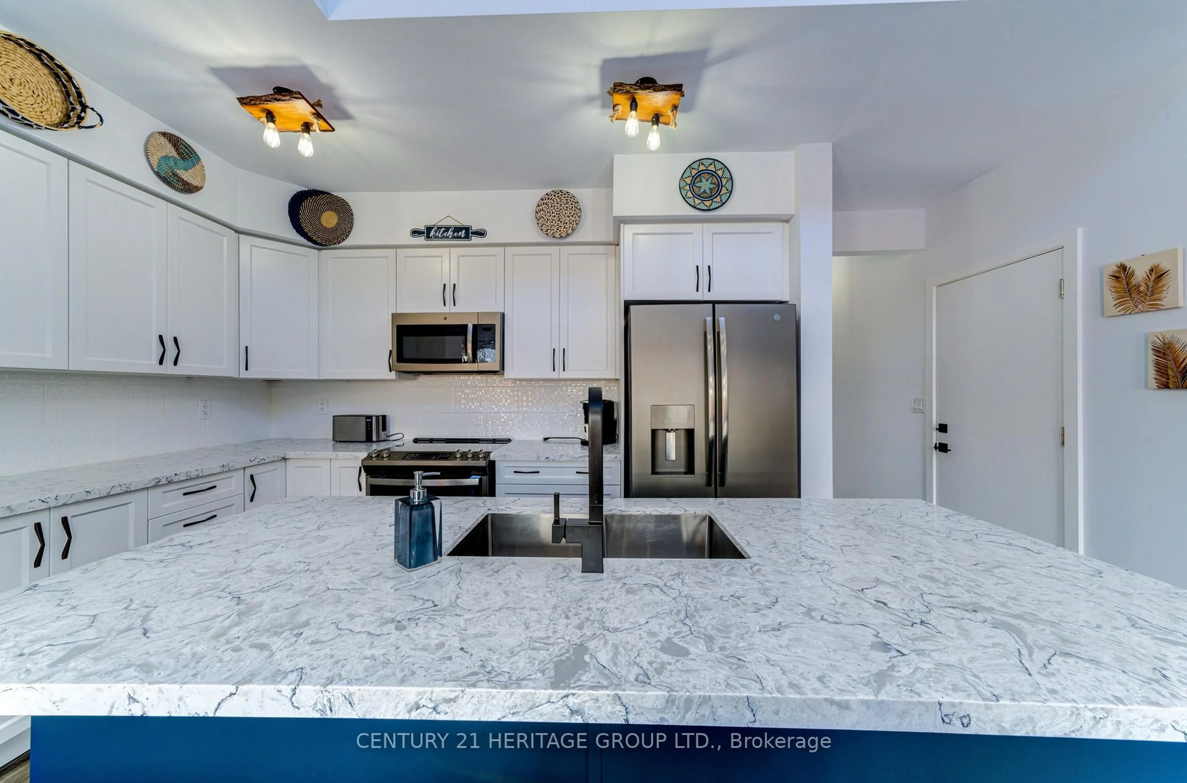 Open concept kitchen, ceramic/tile floor for 44 Ruby Cres, Orillia Ontario L3V 8M3