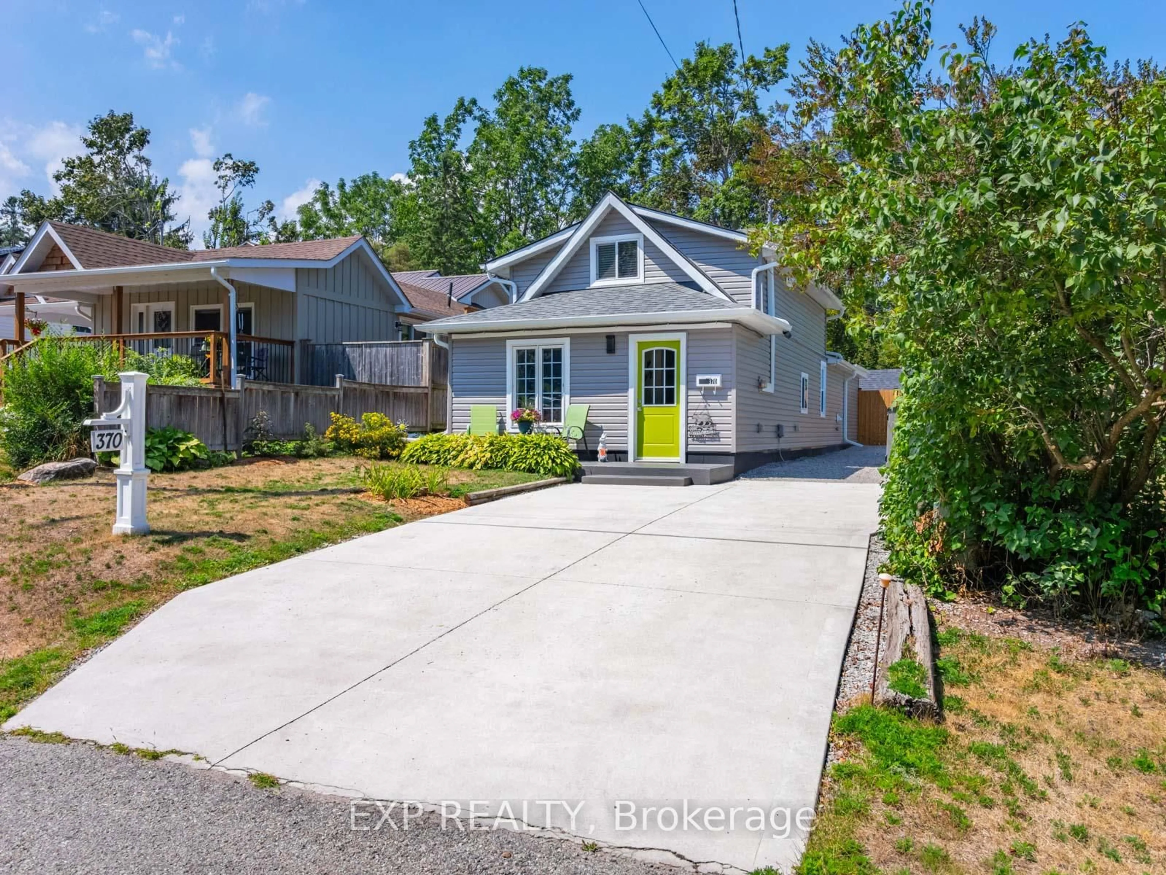 A pic from outside/outdoor area/front of a property/back of a property/a pic from drone, street for 370 Homewood Ave, Orillia Ontario L3V 3K8