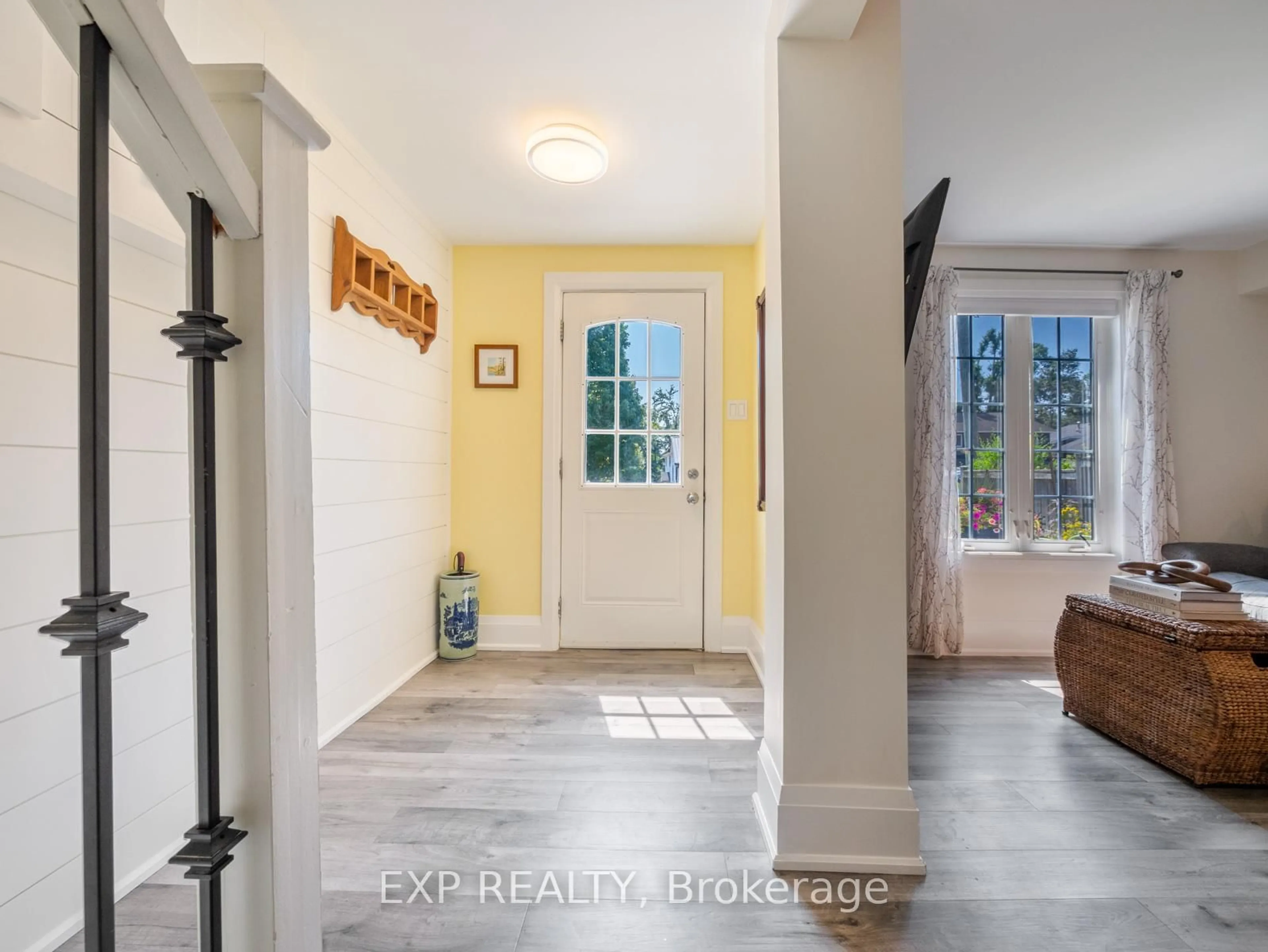 Indoor entryway for 370 Homewood Ave, Orillia Ontario L3V 3K8