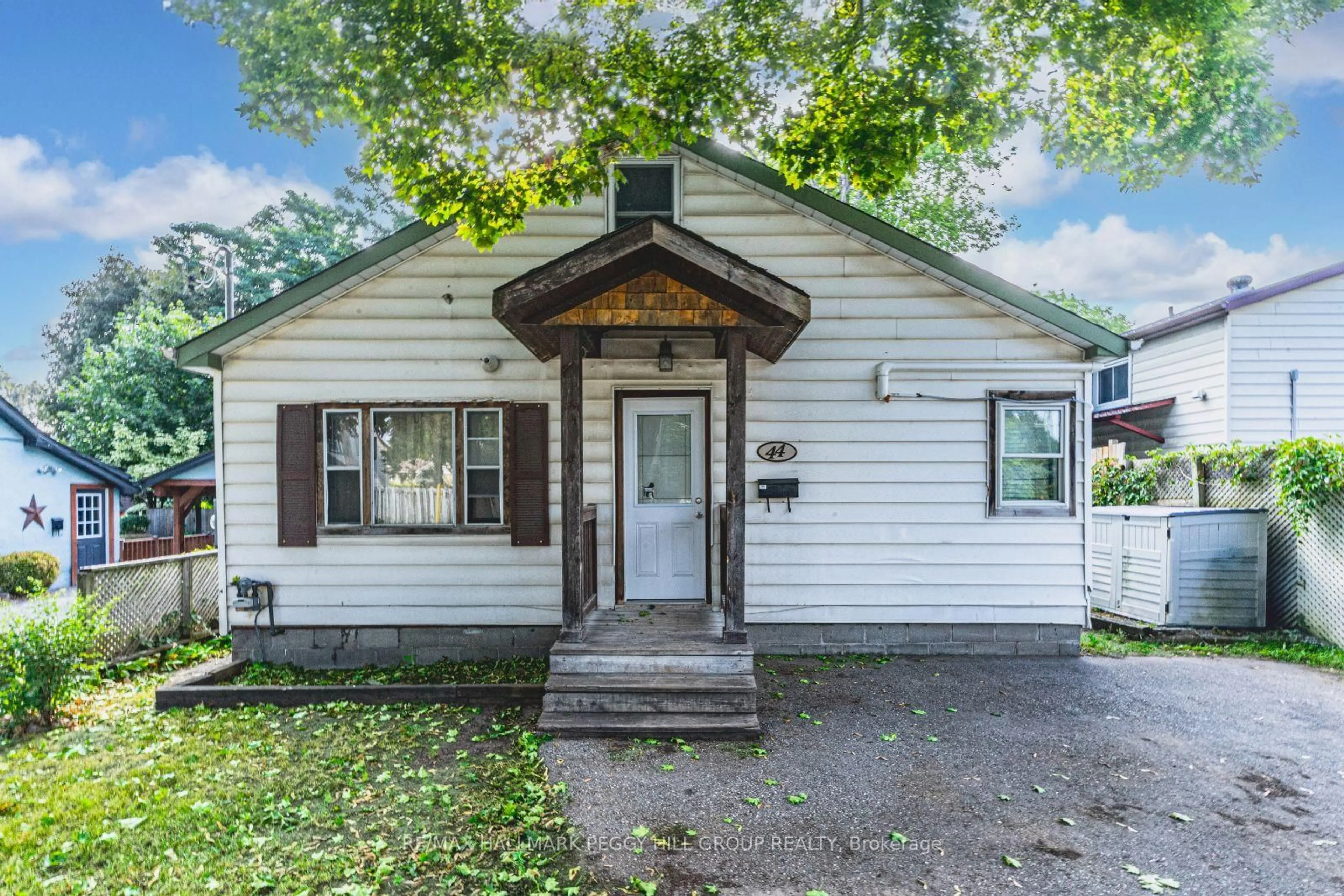 Home with vinyl exterior material, street for 44 Centre St, Barrie Ontario L4N 3L4
