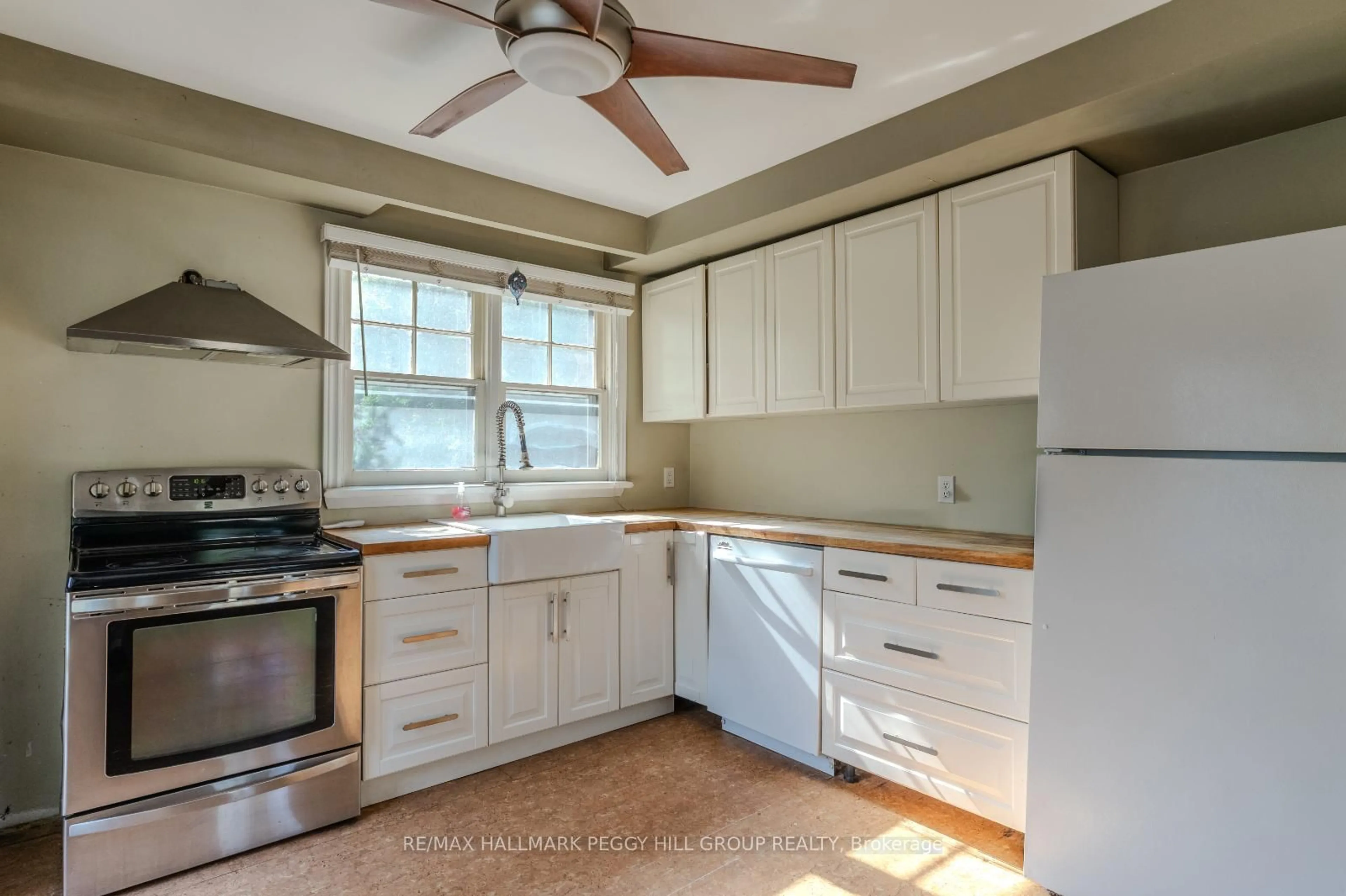 Standard kitchen, unknown for 44 Centre St, Barrie Ontario L4N 3L4