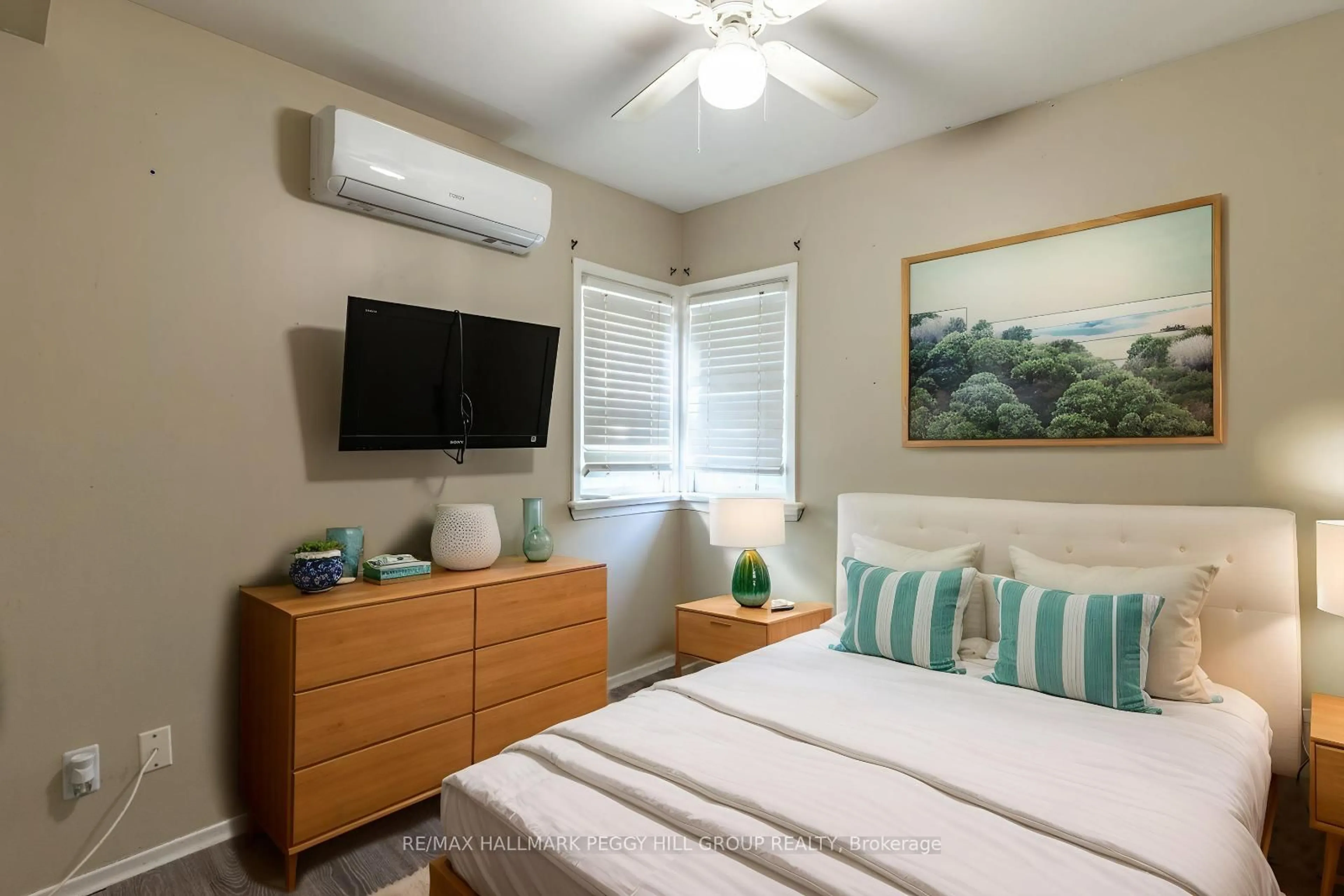 Bedroom with bed, unknown for 44 Centre St, Barrie Ontario L4N 3L4