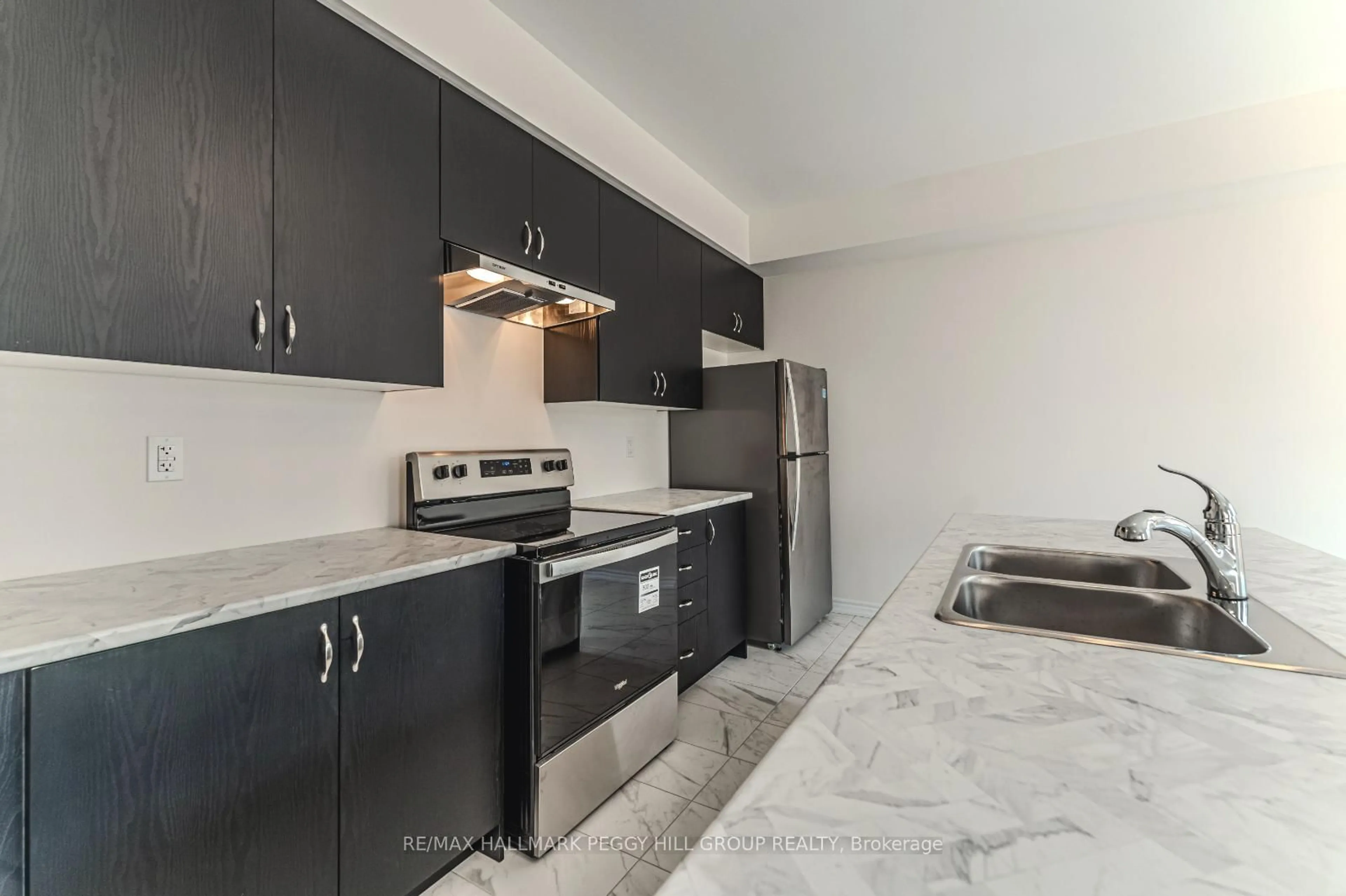Standard kitchen, ceramic/tile floor for 152 Nottingham Rd, Barrie Ontario L9S 2Z8