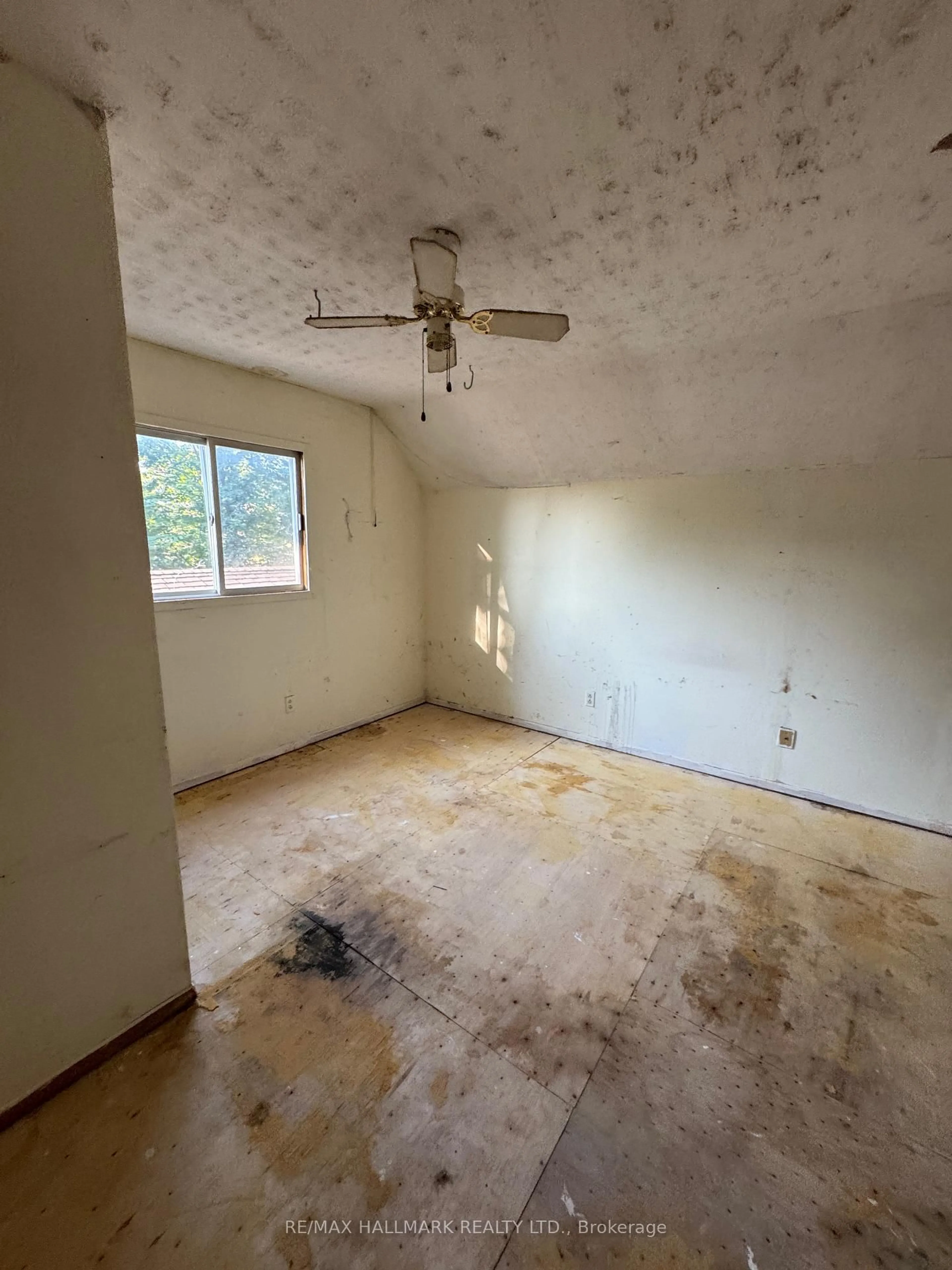 A pic of a room for 420 Frederick St, Midland Ontario L4R 3P4