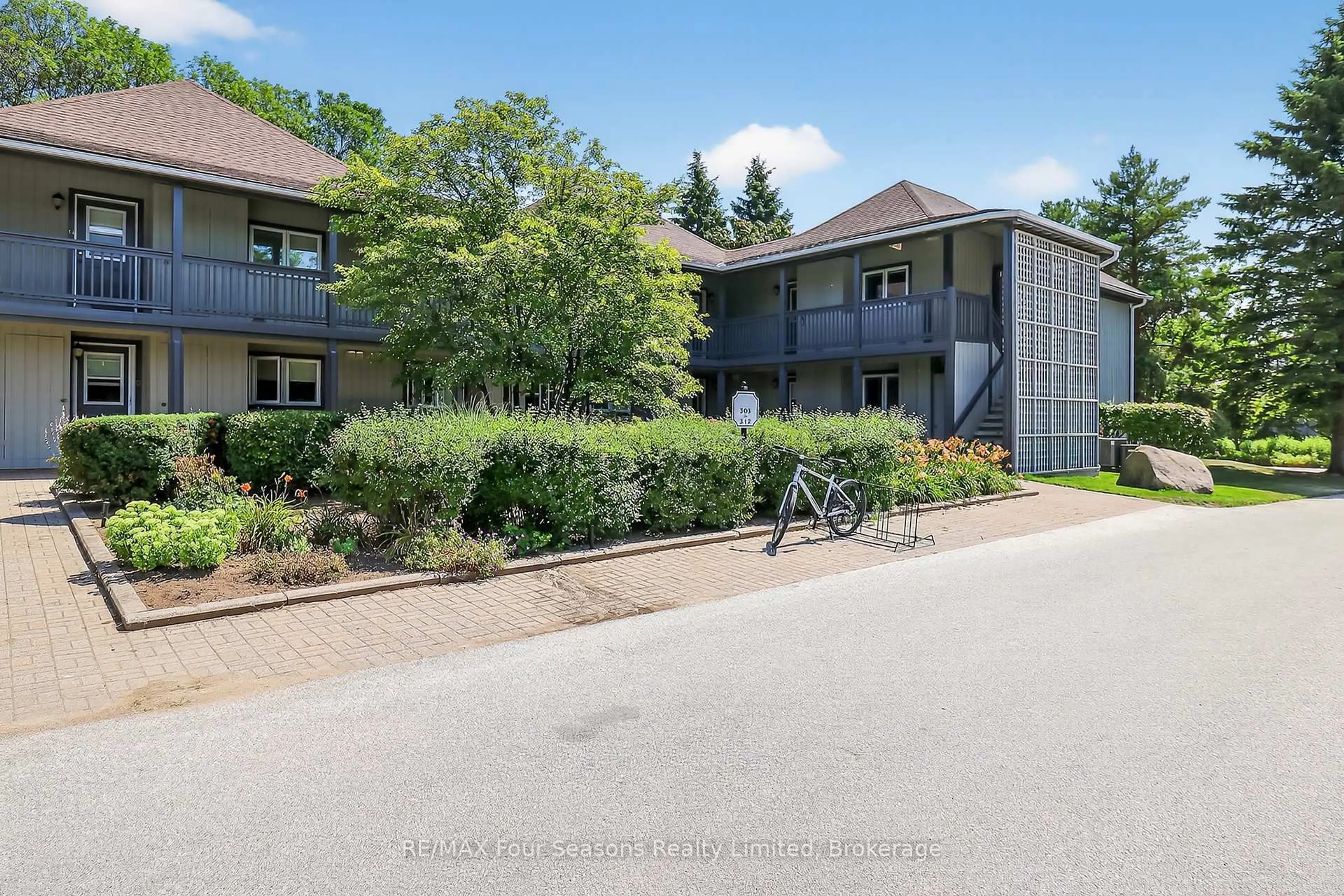 A pic from outside/outdoor area/front of a property/back of a property/a pic from drone, unknown for 312 Mariners Way #312, Collingwood Ontario L9Y 5C7