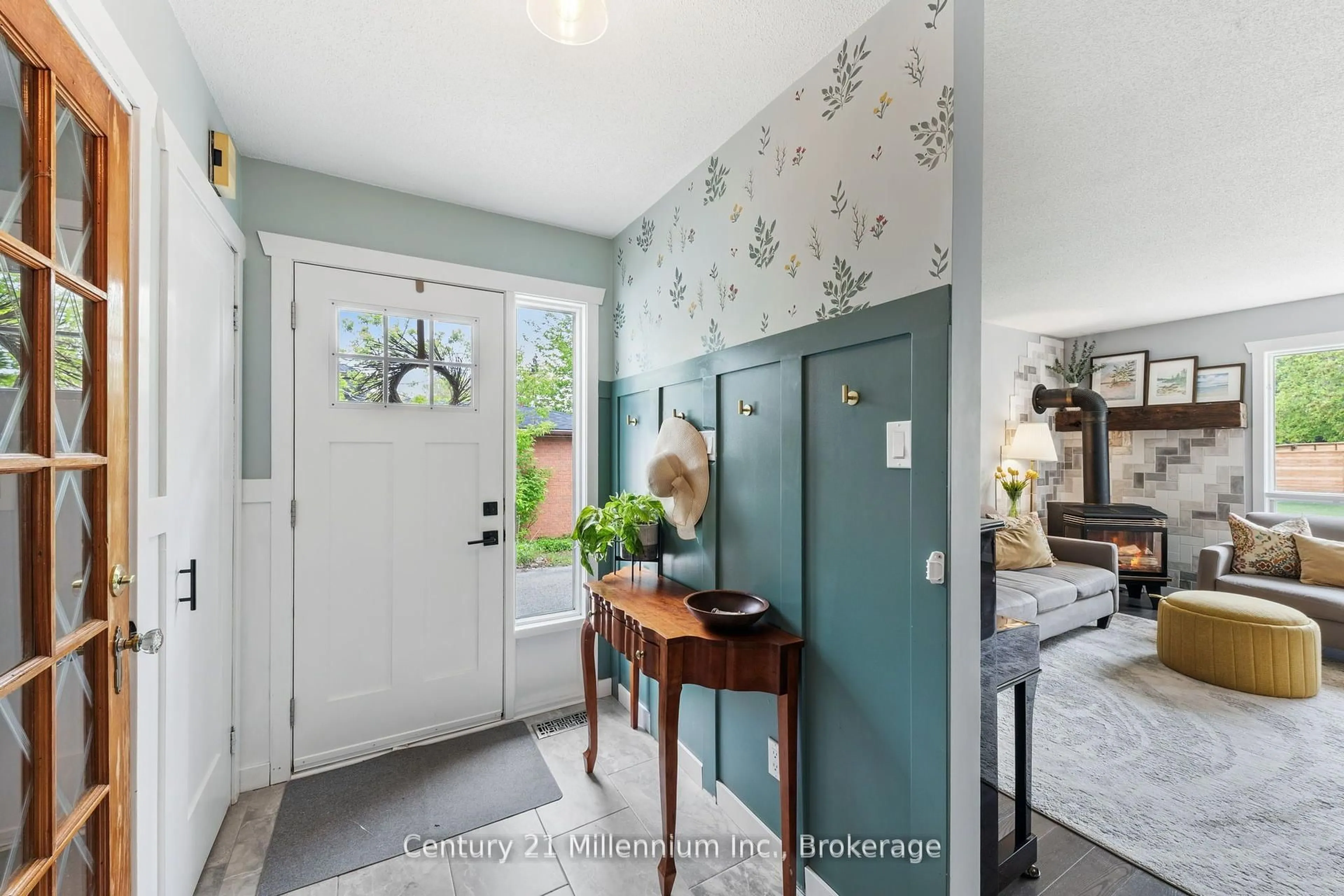 Indoor entryway for 108 Ansley Rd, Wasaga Beach Ontario L9Z 2N5