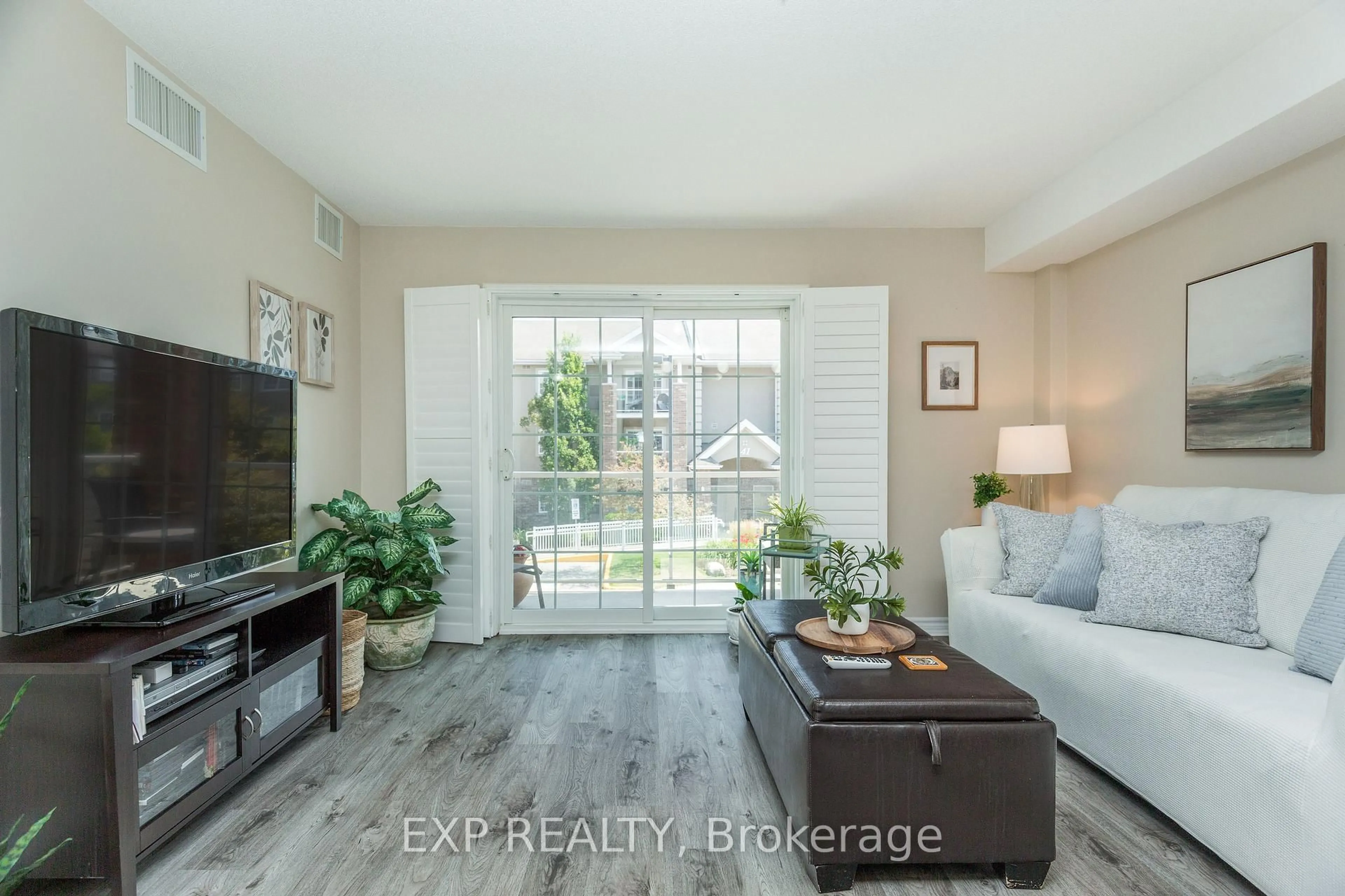 Living room with furniture, wood/laminate floor for 39 Coulter St #18, Barrie Ontario L4N 6L9