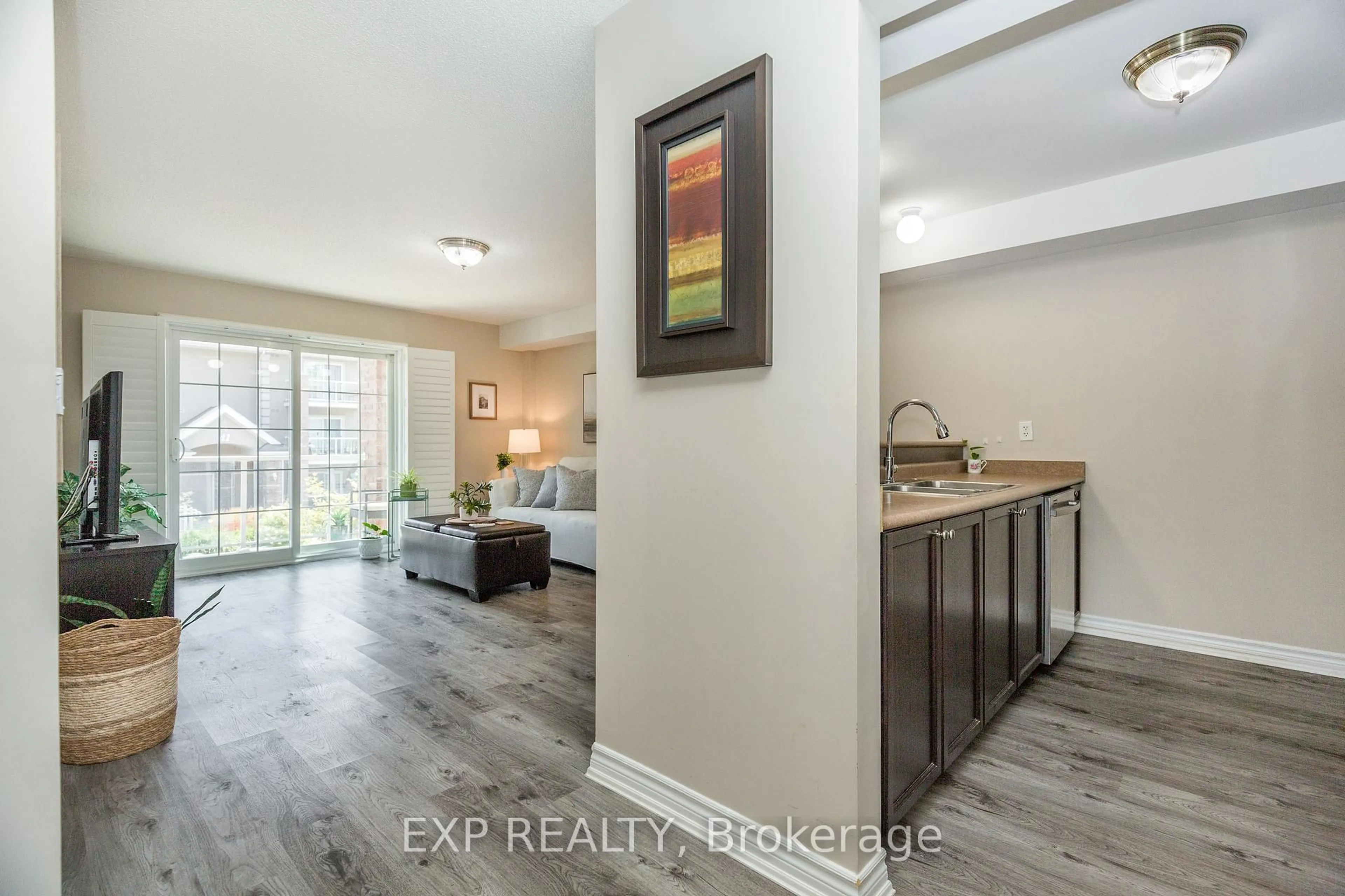 Indoor entryway for 39 Coulter St #18, Barrie Ontario L4N 6L9