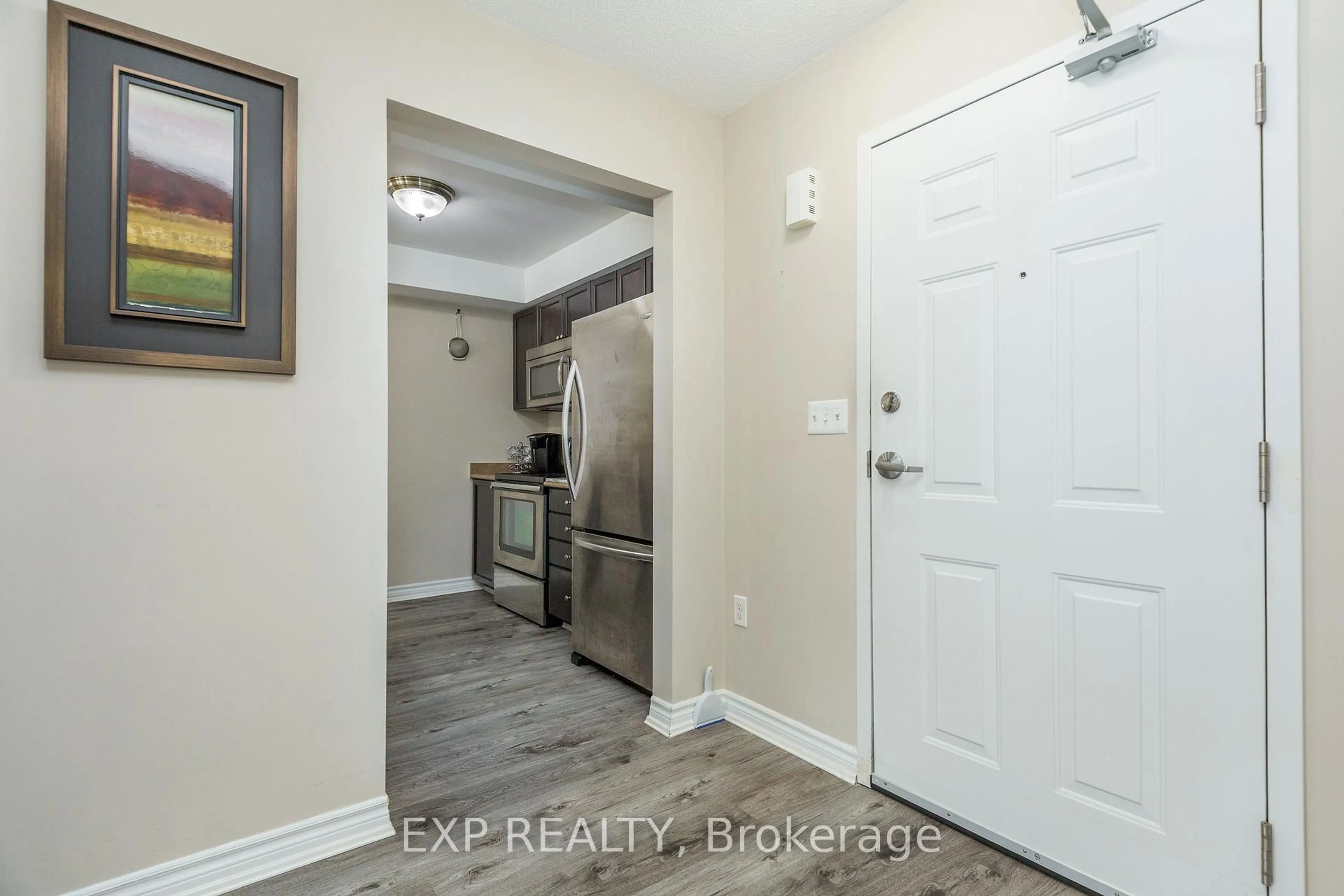 Indoor entryway for 39 Coulter St #18, Barrie Ontario L4N 6L9