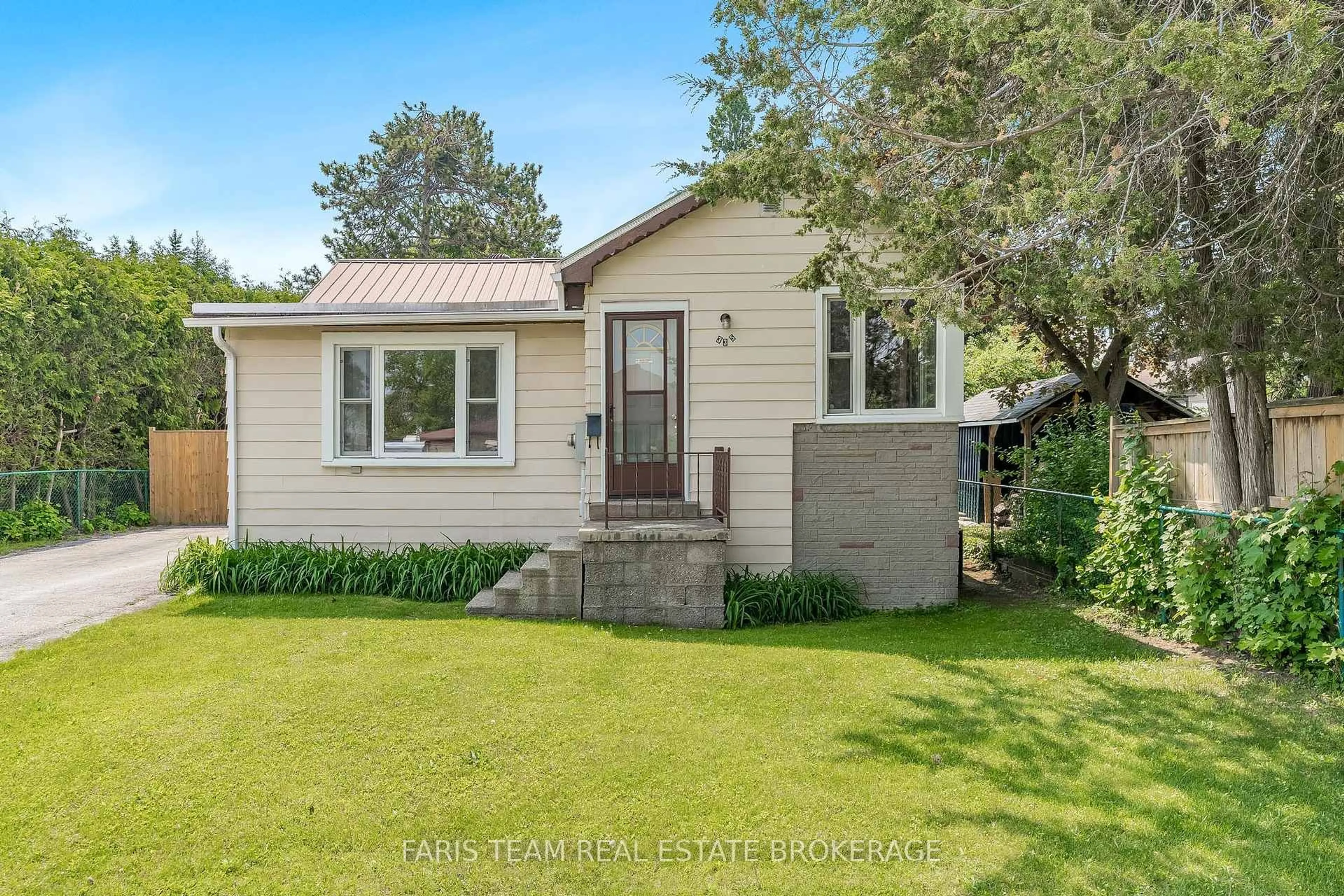 Home with vinyl exterior material, street for 335 John St, Midland Ontario L4R 2J6