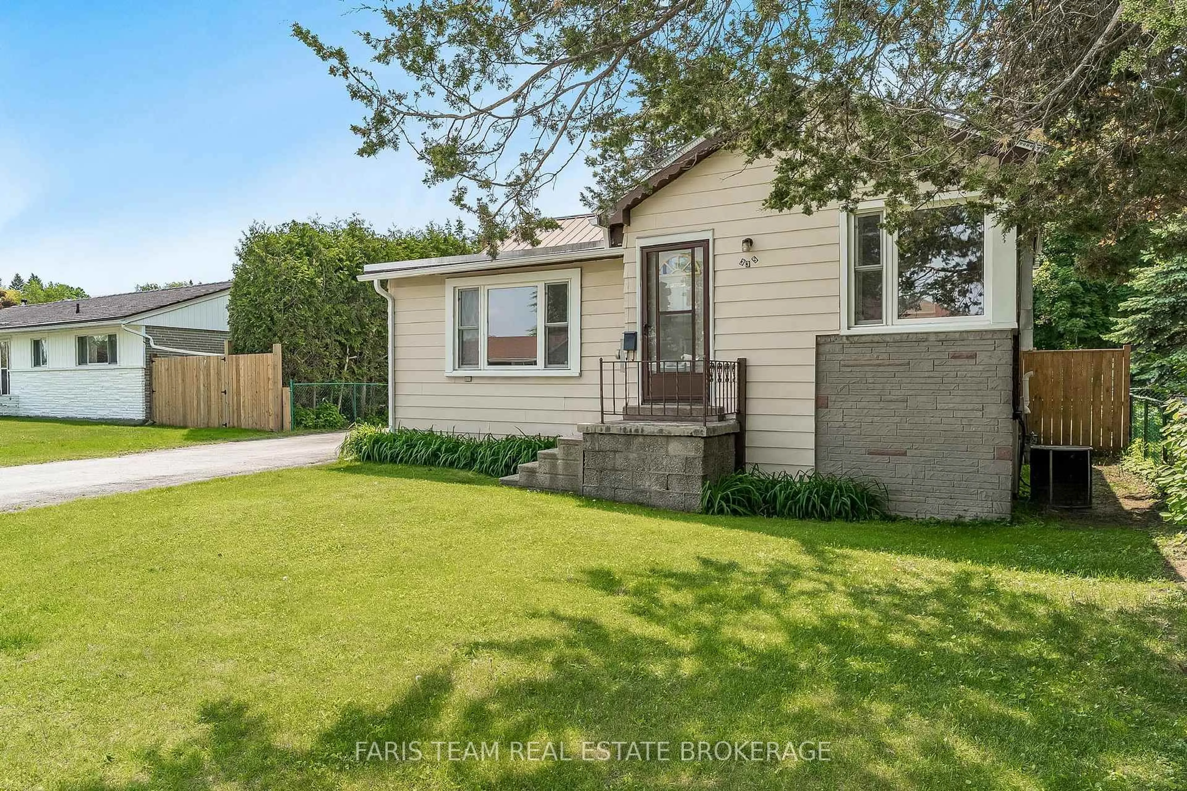 Home with vinyl exterior material, street for 335 John St, Midland Ontario L4R 2J6
