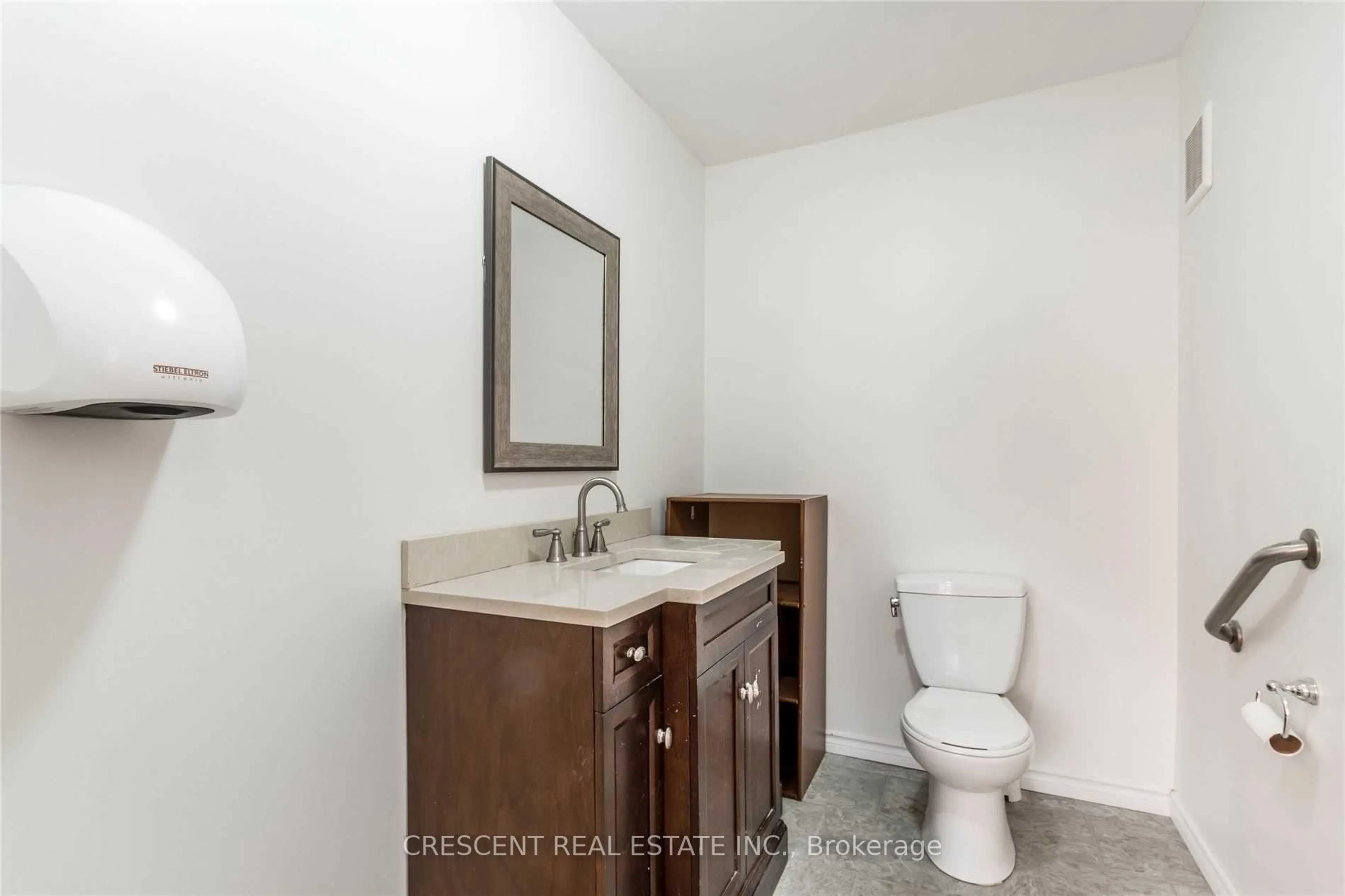 Standard bathroom, ceramic/tile floor for 261 Barrie Rd, Orillia Ontario L3V 2R4