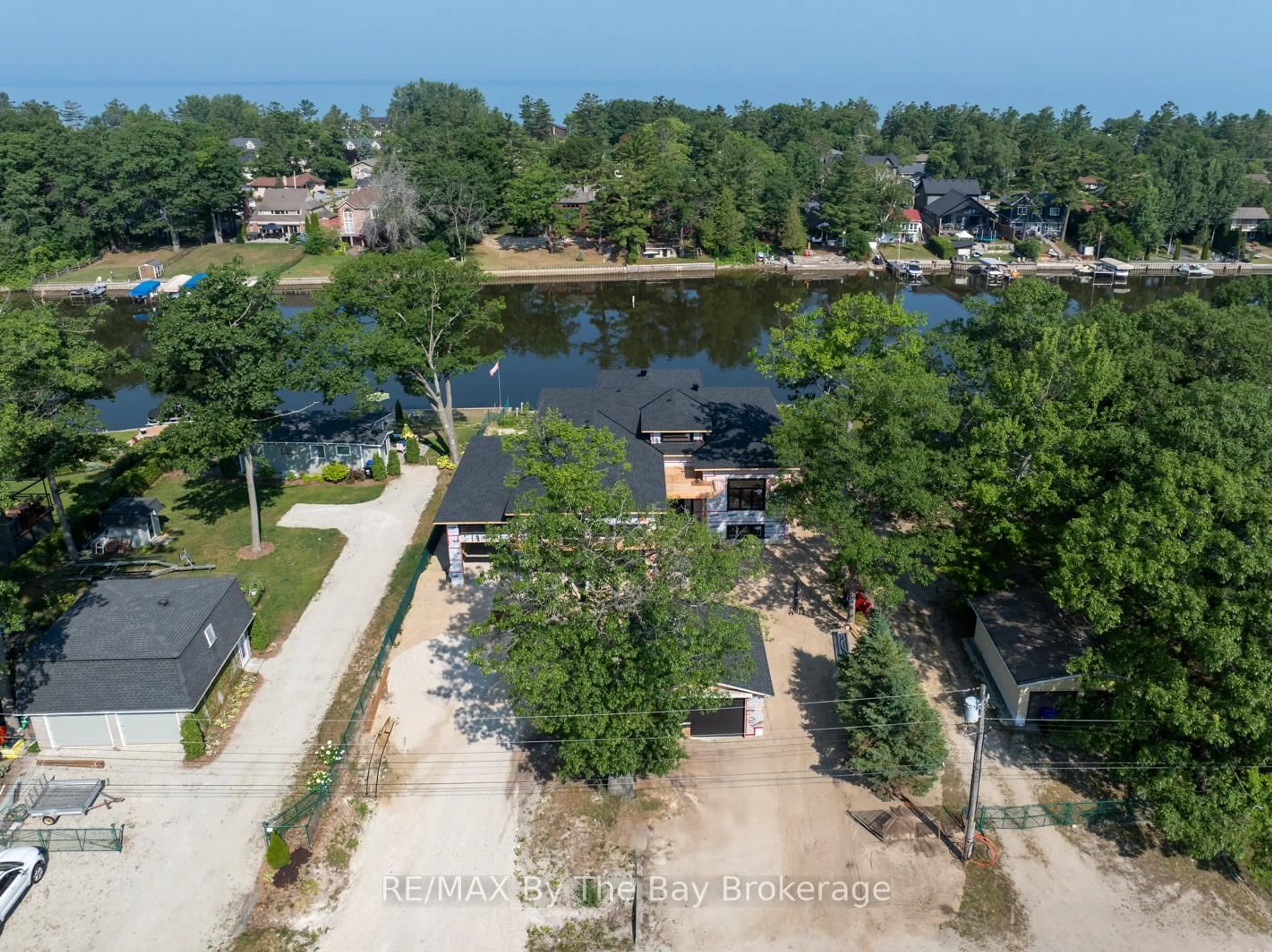 A pic from outside/outdoor area/front of a property/back of a property/a pic from drone, water/lake/river/ocean view for 34 Edgewater Rd, Wasaga Beach Ontario L9Z 2W3
