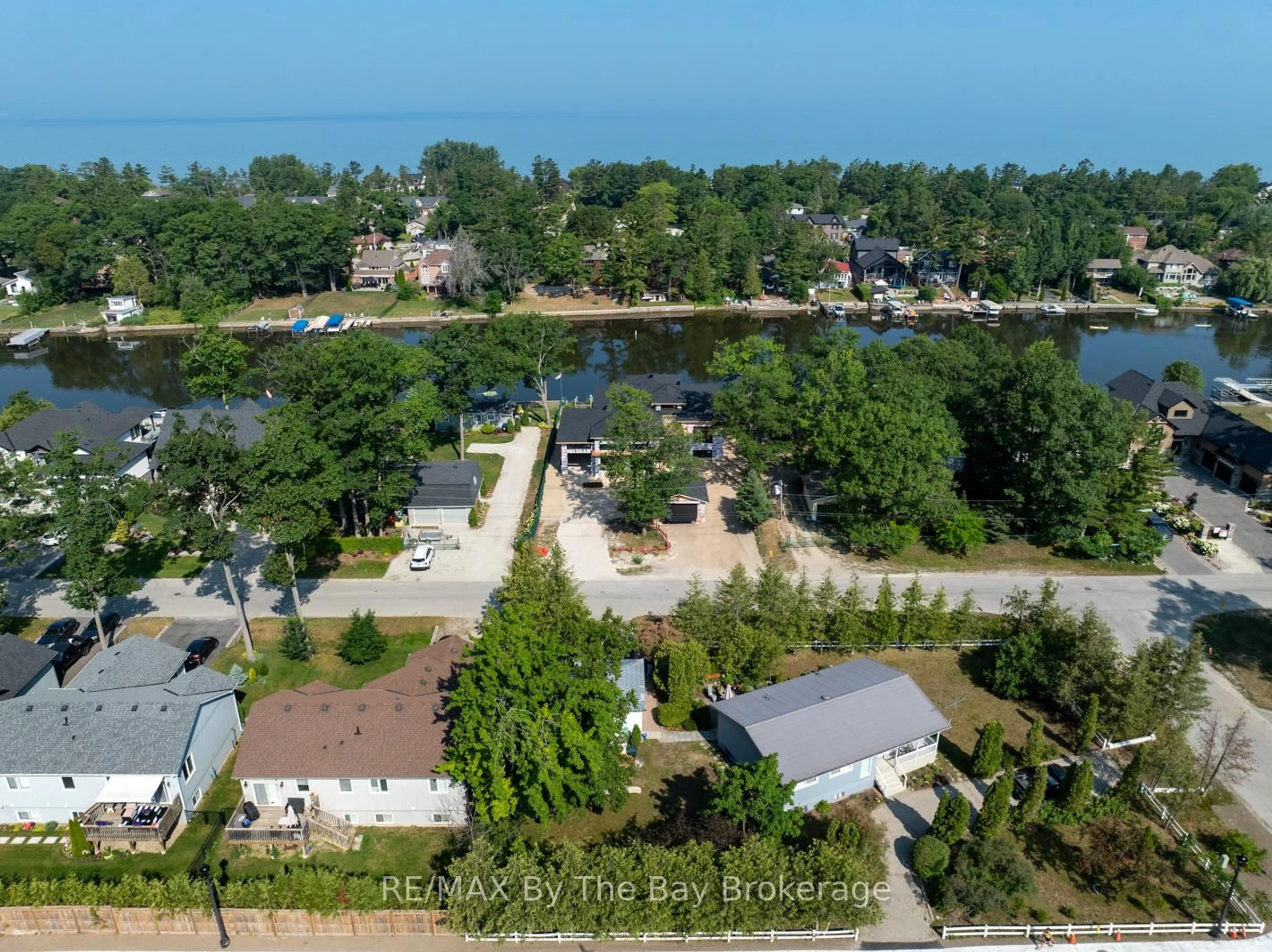 A pic from outside/outdoor area/front of a property/back of a property/a pic from drone, water/lake/river/ocean view for 34 Edgewater Rd, Wasaga Beach Ontario L9Z 2W3