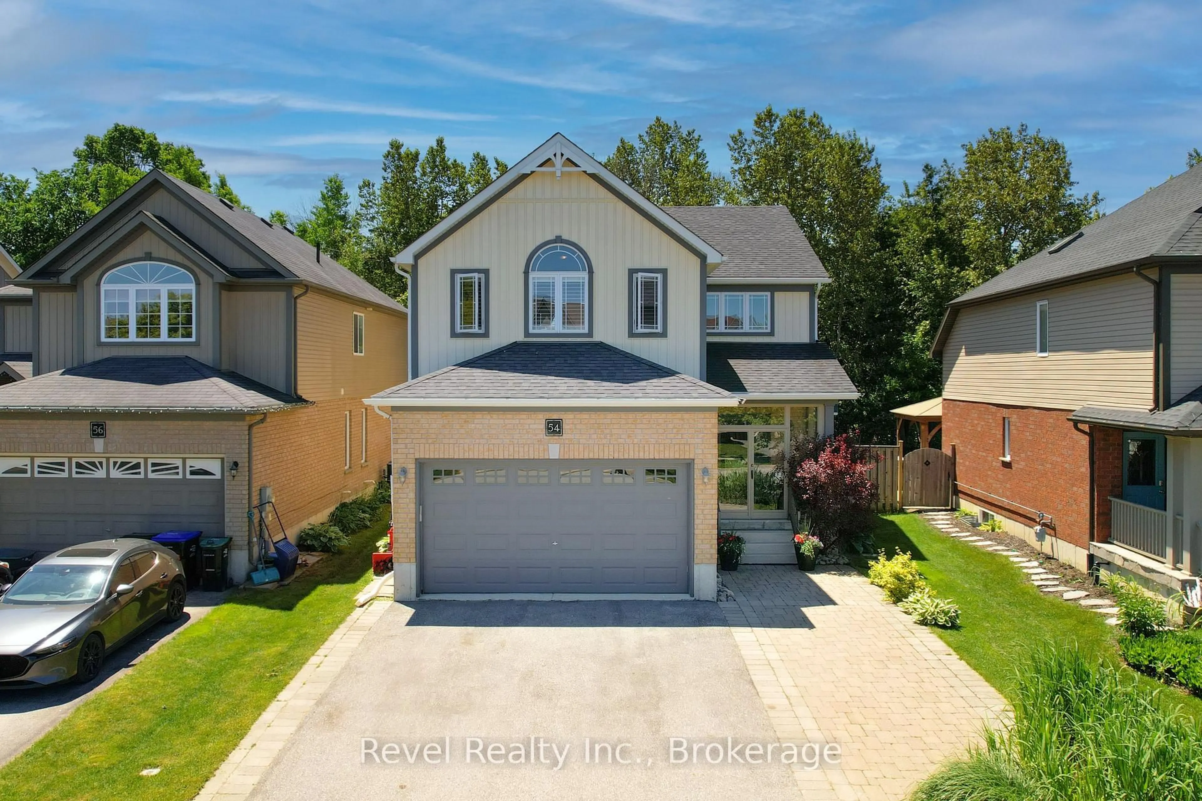 A pic from outside/outdoor area/front of a property/back of a property/a pic from drone, street for 54 WILLIAMS St, Collingwood Ontario L9Y 0C4