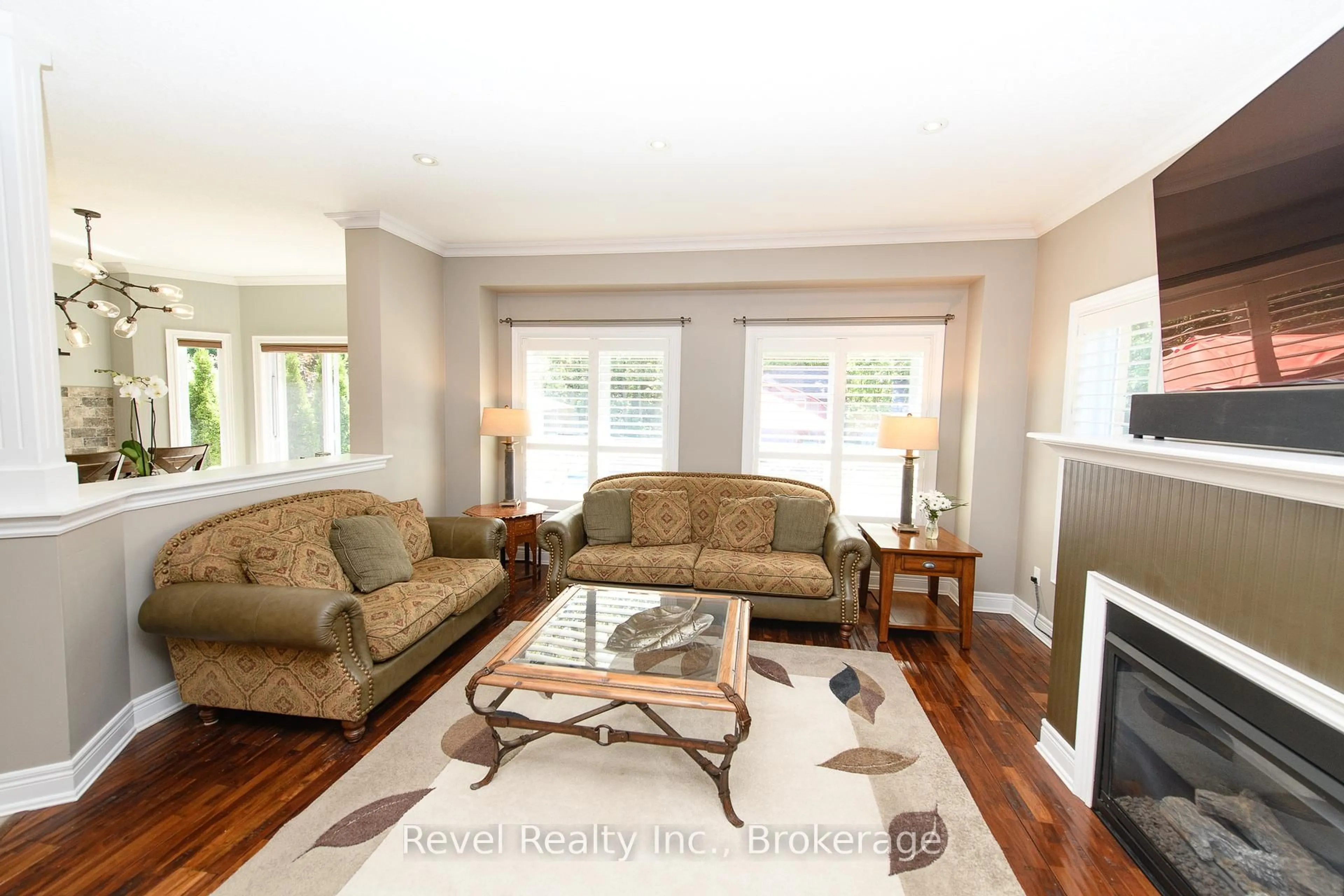 Living room with furniture, wood/laminate floor for 54 WILLIAMS St, Collingwood Ontario L9Y 0C4