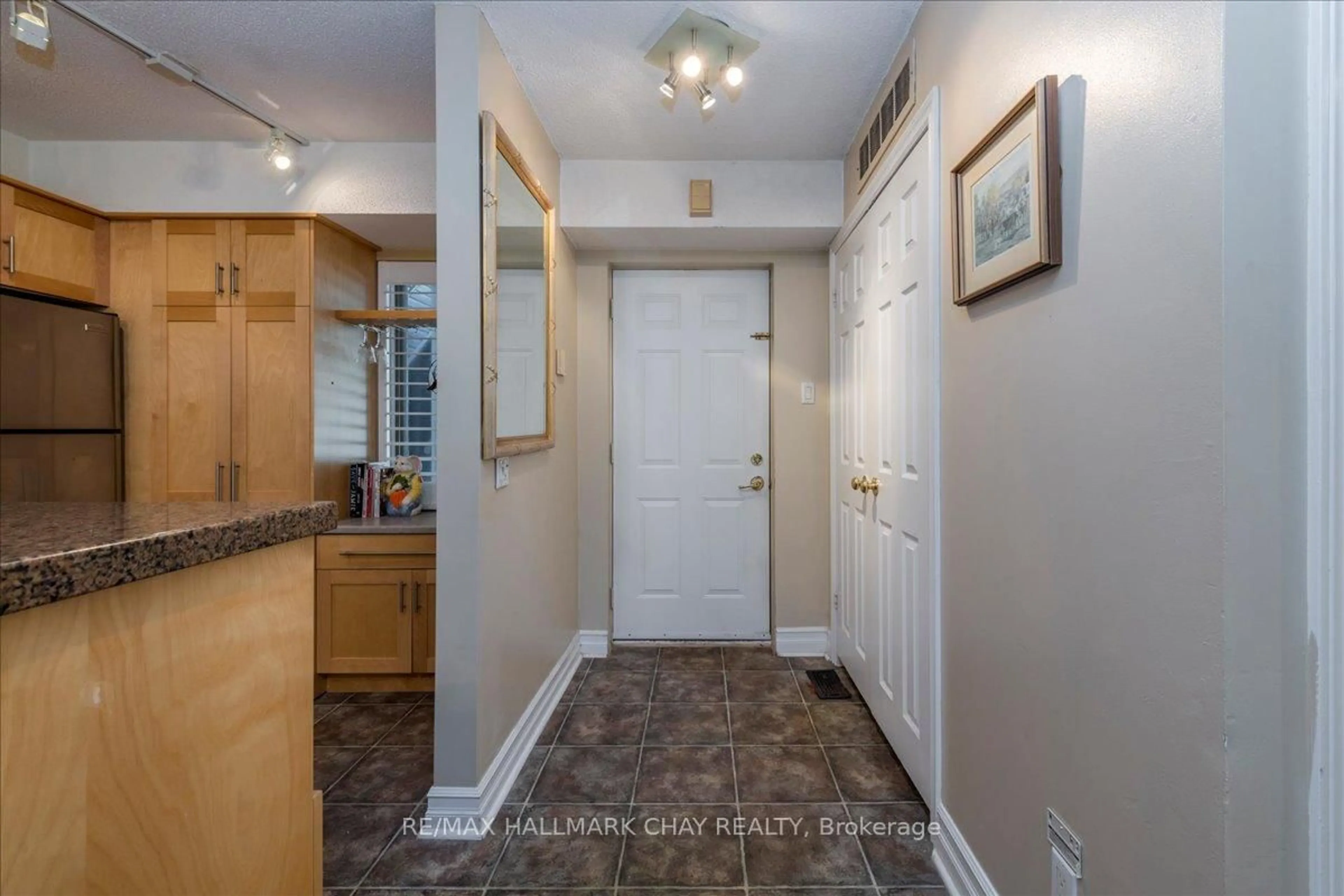 Indoor entryway for 10 Mulligan Lane #7, Wasaga Beach Ontario L9Z 1C4