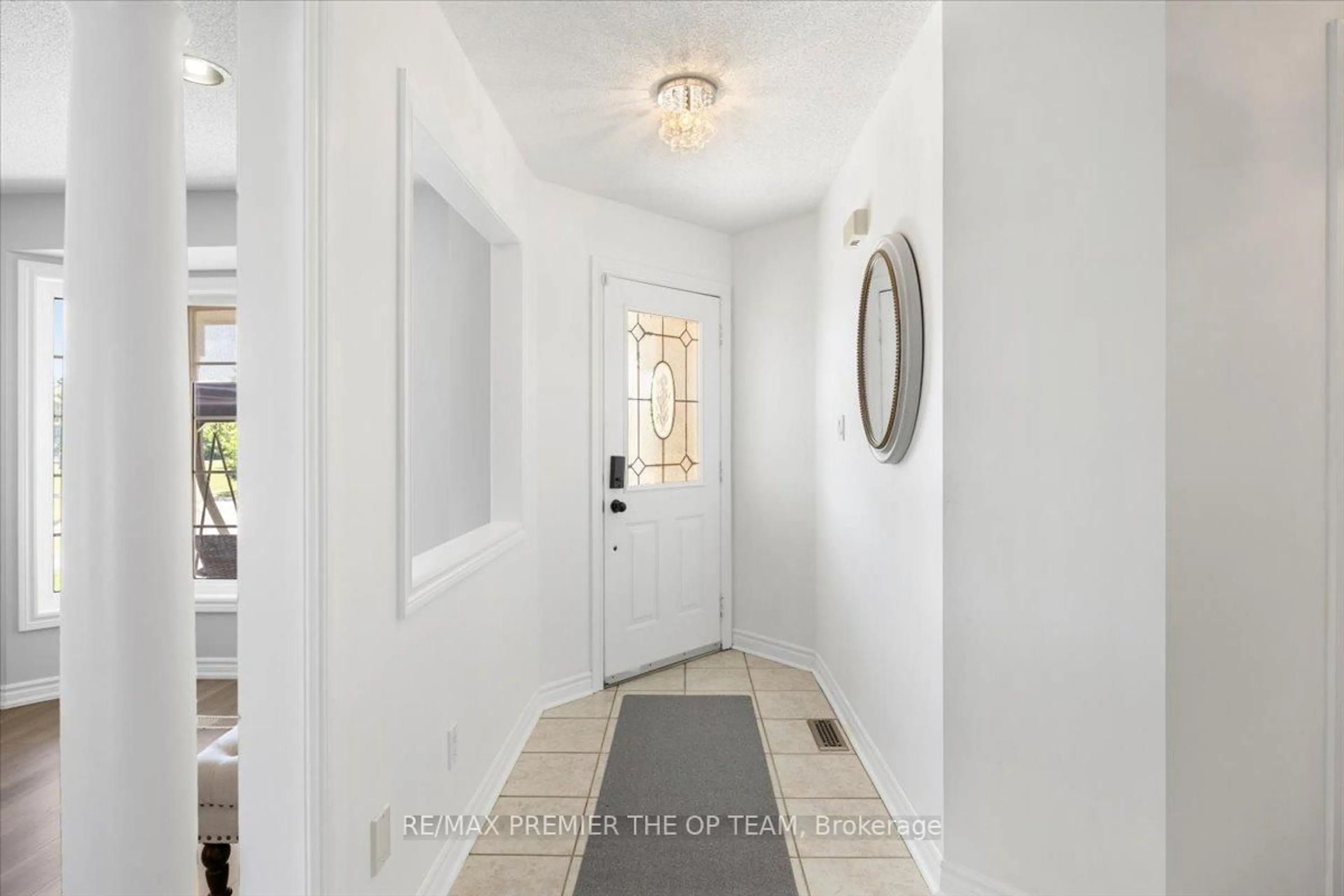 Indoor entryway for 45 Sherwood Crt, Barrie Ontario L4N 9V1