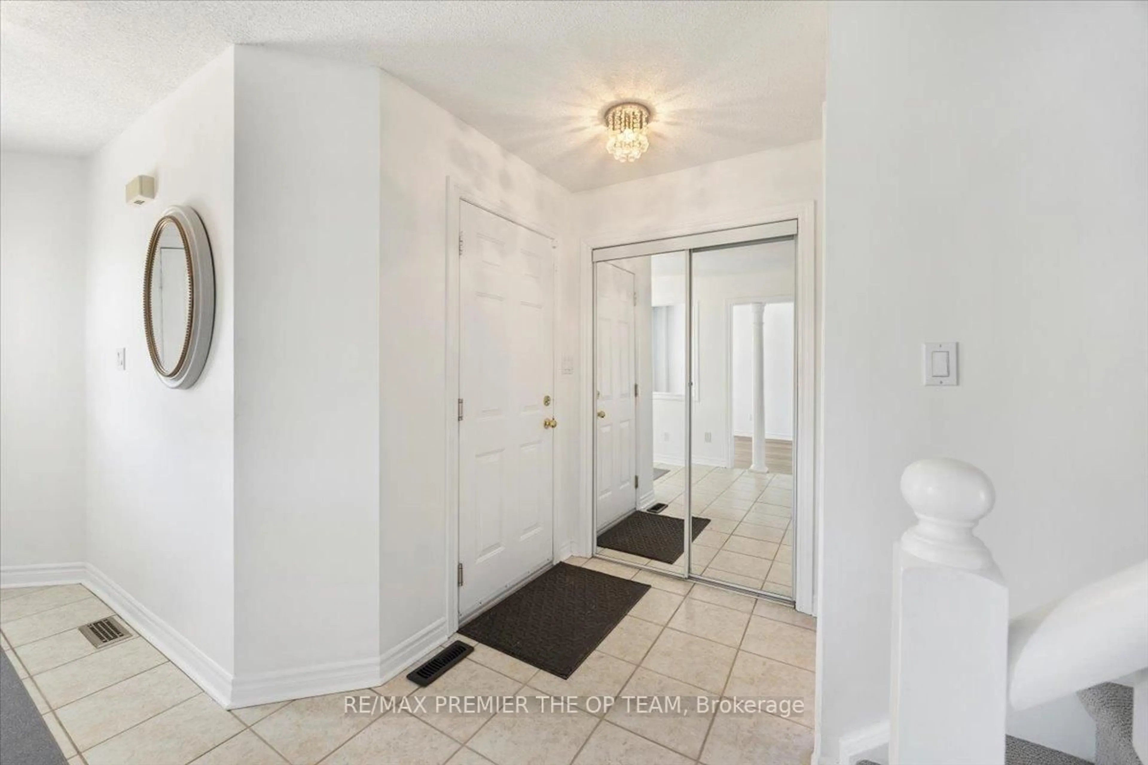 Indoor entryway for 45 Sherwood Crt, Barrie Ontario L4N 9V1