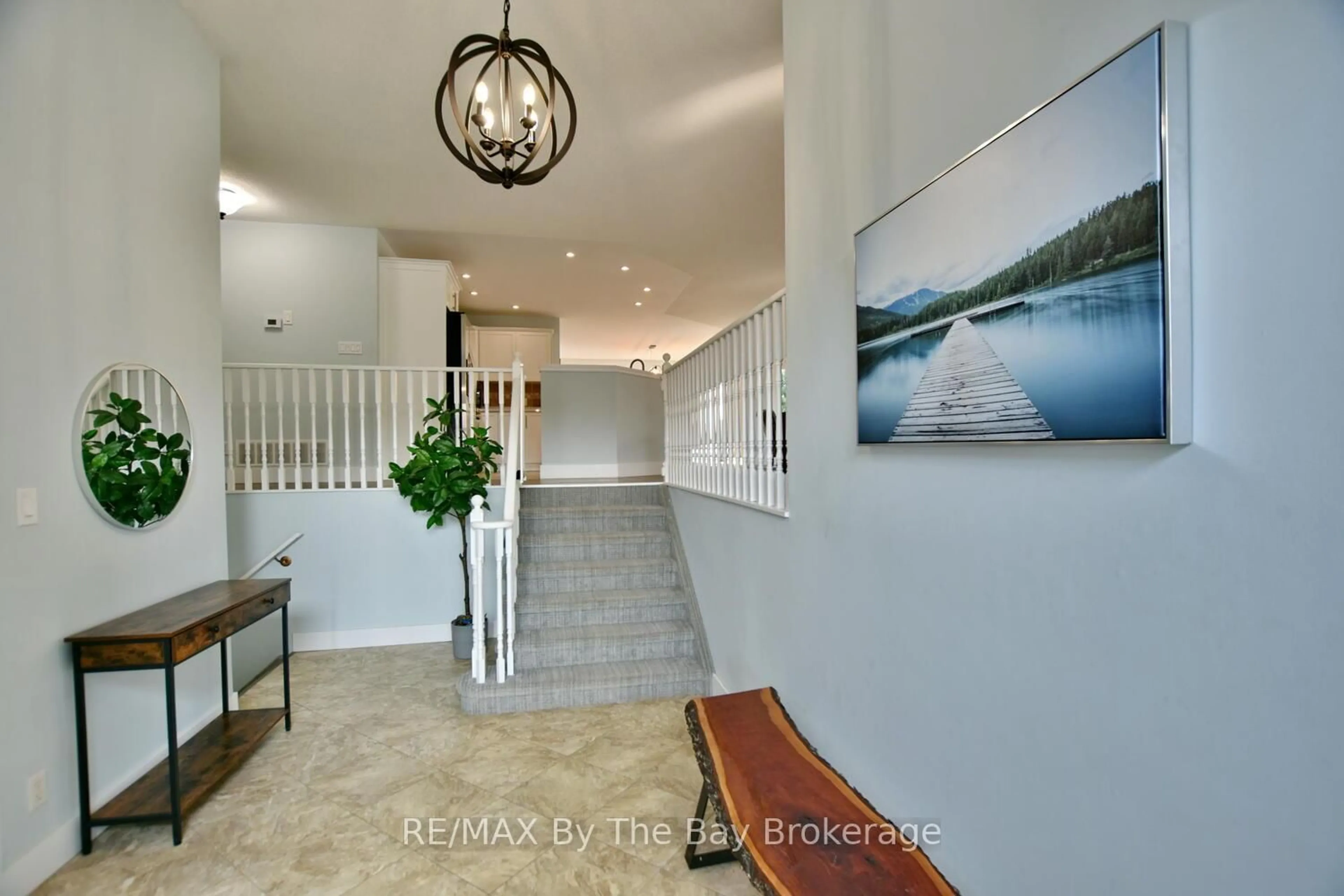 Indoor foyer for 424 Ramblewood Dr, Wasaga Beach Ontario L9Z 1P3