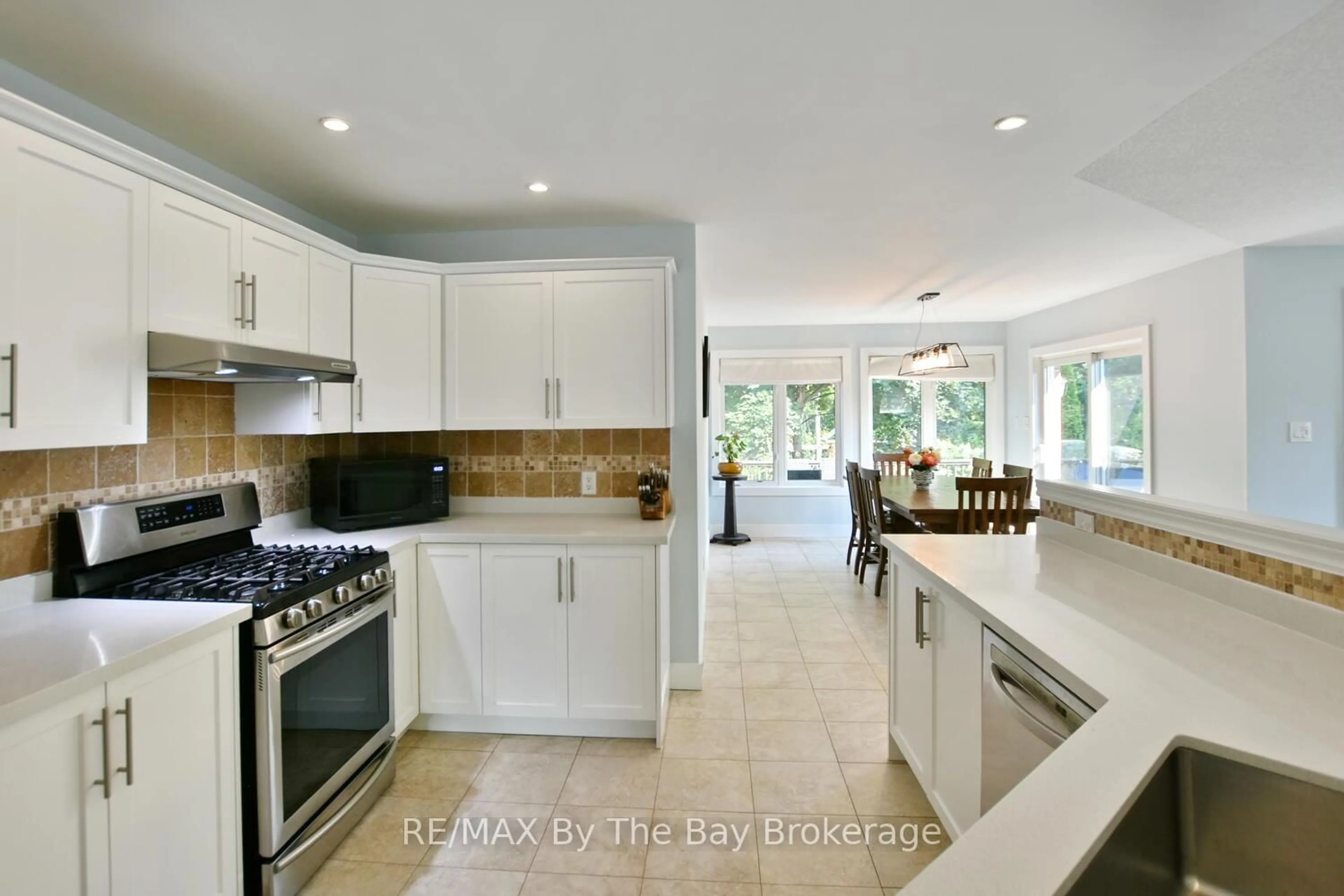 Open concept kitchen, ceramic/tile floor for 424 Ramblewood Dr, Wasaga Beach Ontario L9Z 1P3