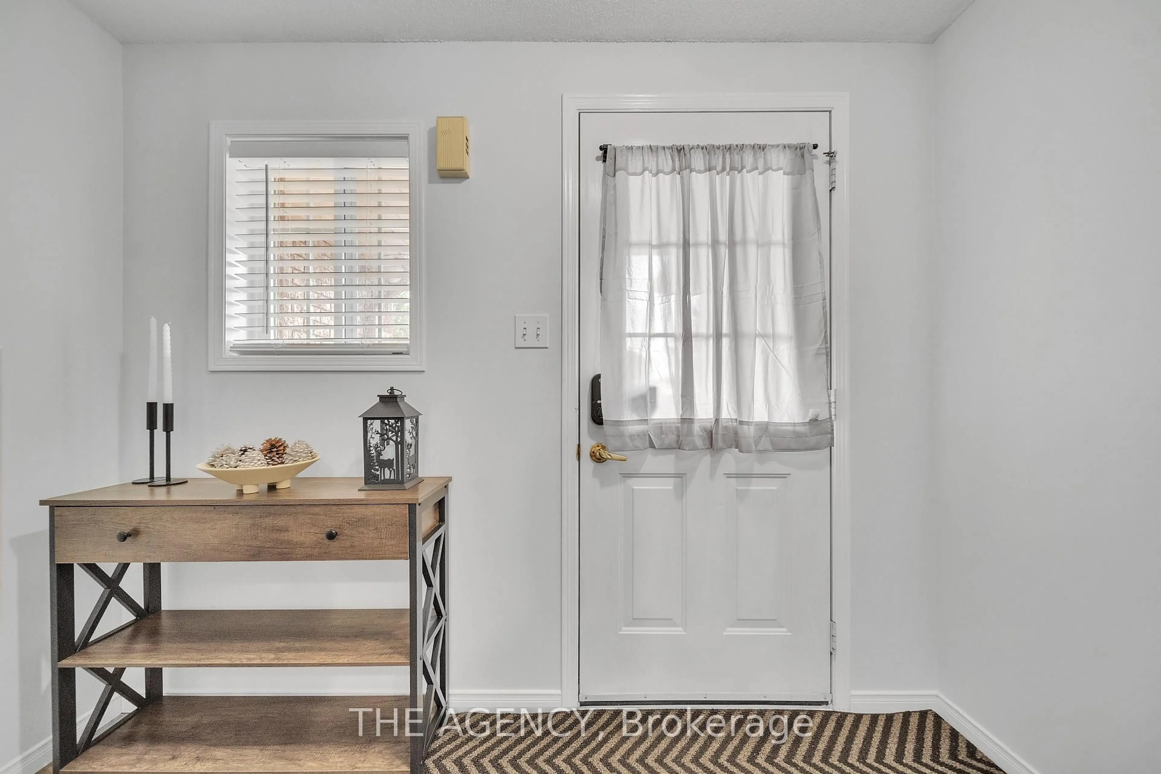 Indoor entryway for 56 Quinlan Rd, Barrie Ontario L4M 7B1