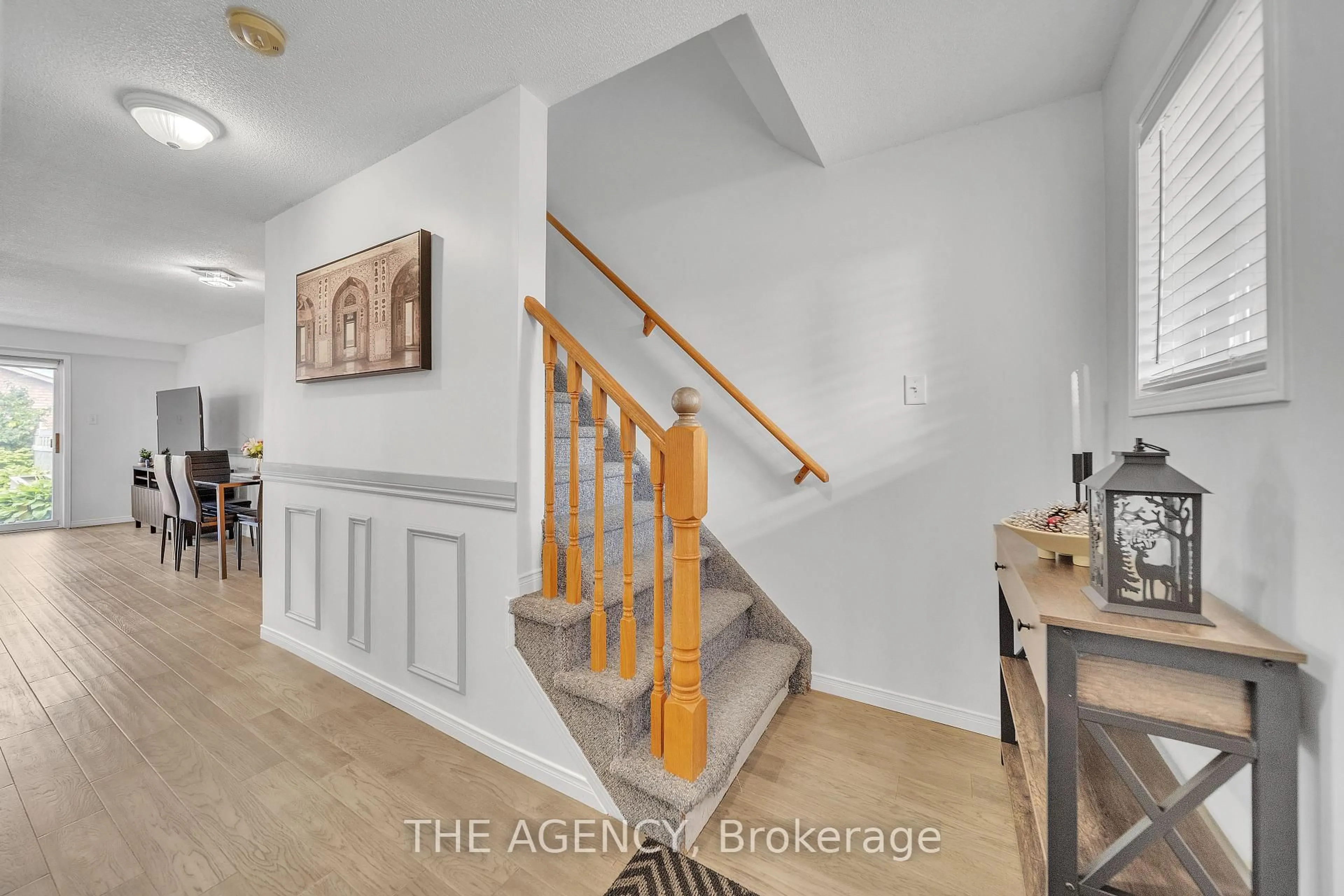 Indoor foyer for 56 Quinlan Rd, Barrie Ontario L4M 7B1