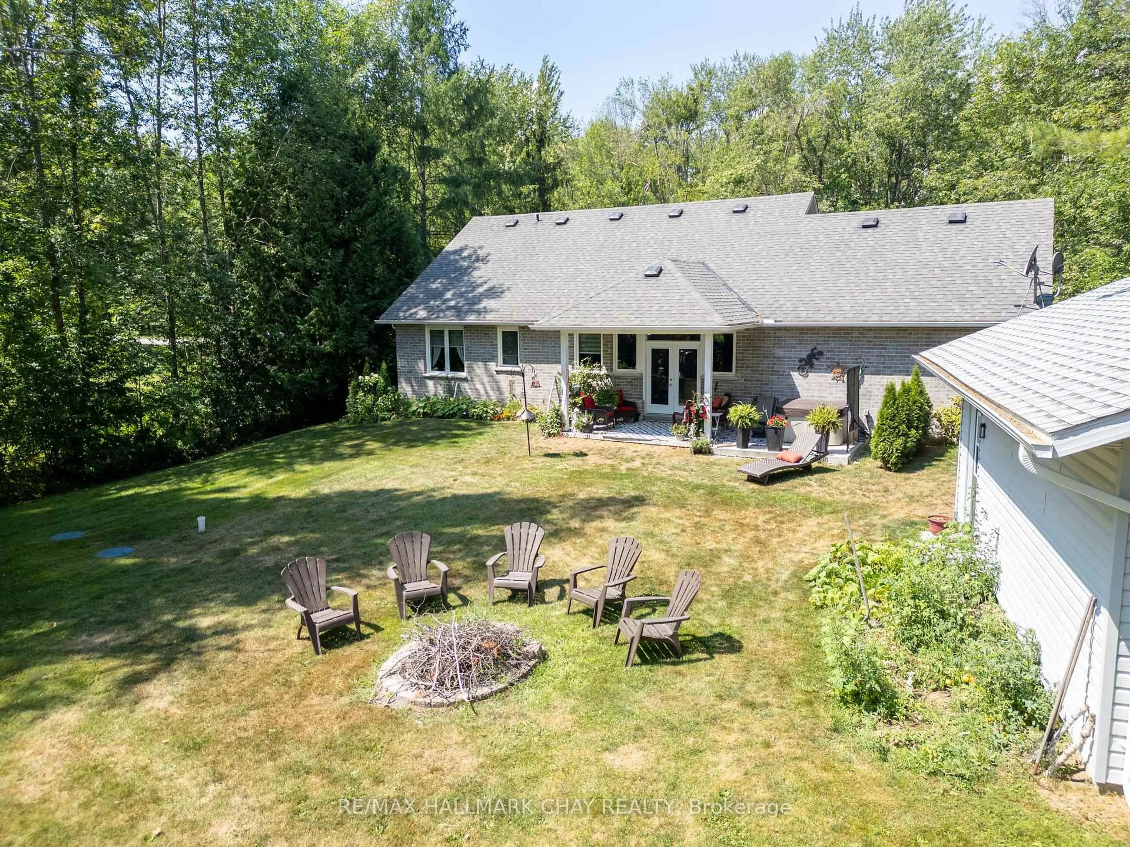 A pic from outside/outdoor area/front of a property/back of a property/a pic from drone, unknown for 7249 Davy Dr, Ramara Ontario L0K 2B0