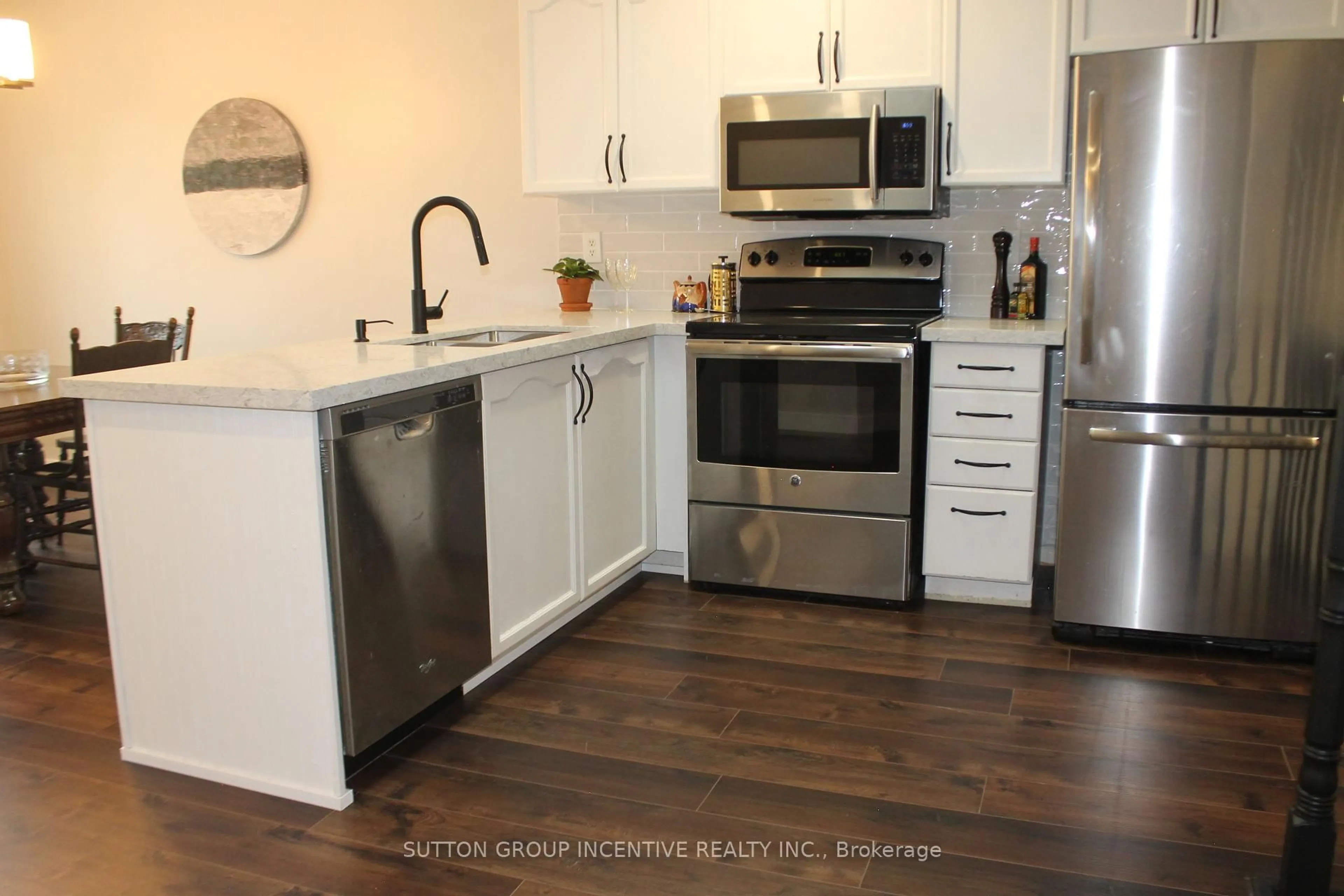 Open concept kitchen, wood/laminate floor for 30 Assiniboine Dr, Barrie Ontario L4N 8G4