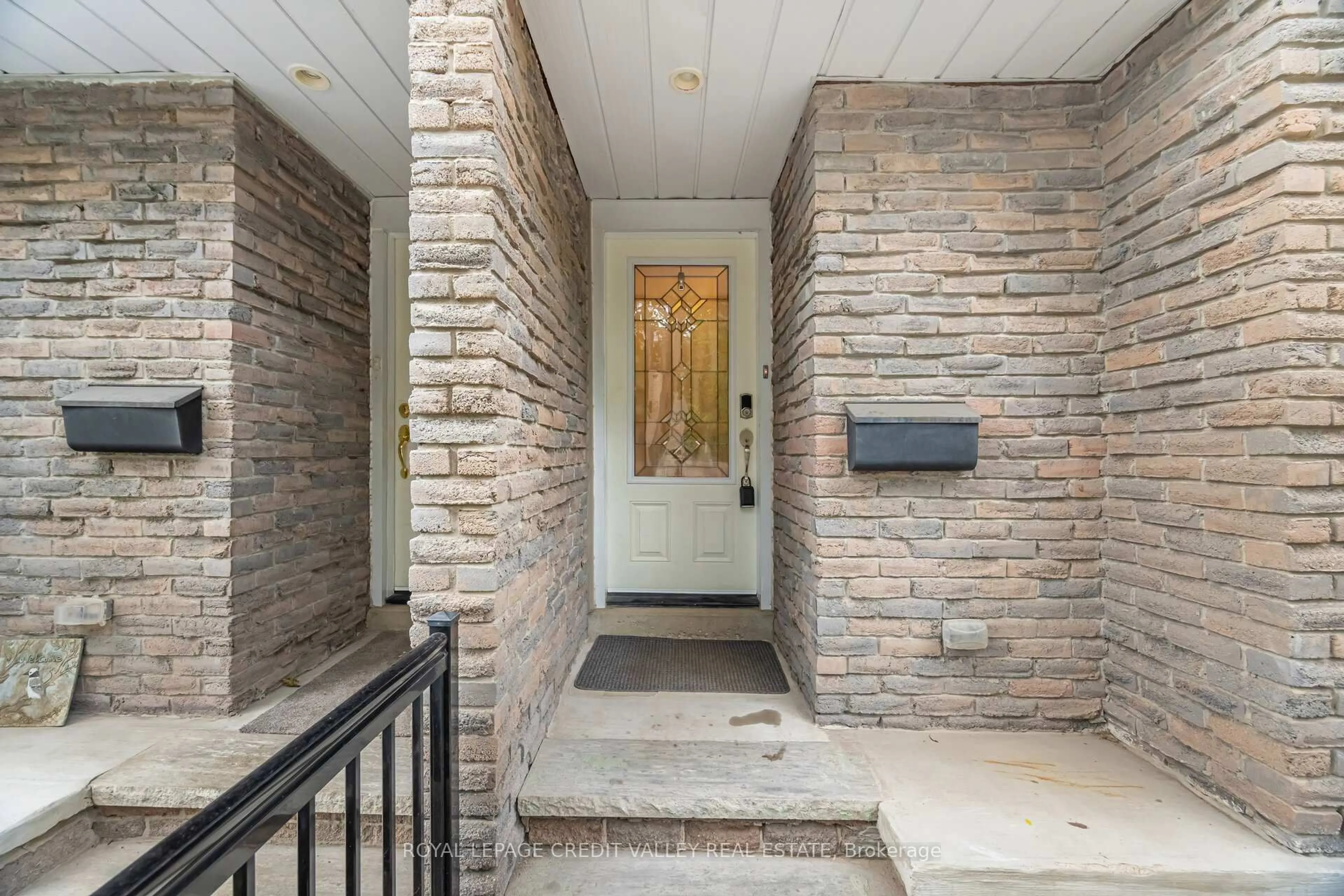 Indoor entryway for 2 North St #2, Barrie Ontario L4M 2R9