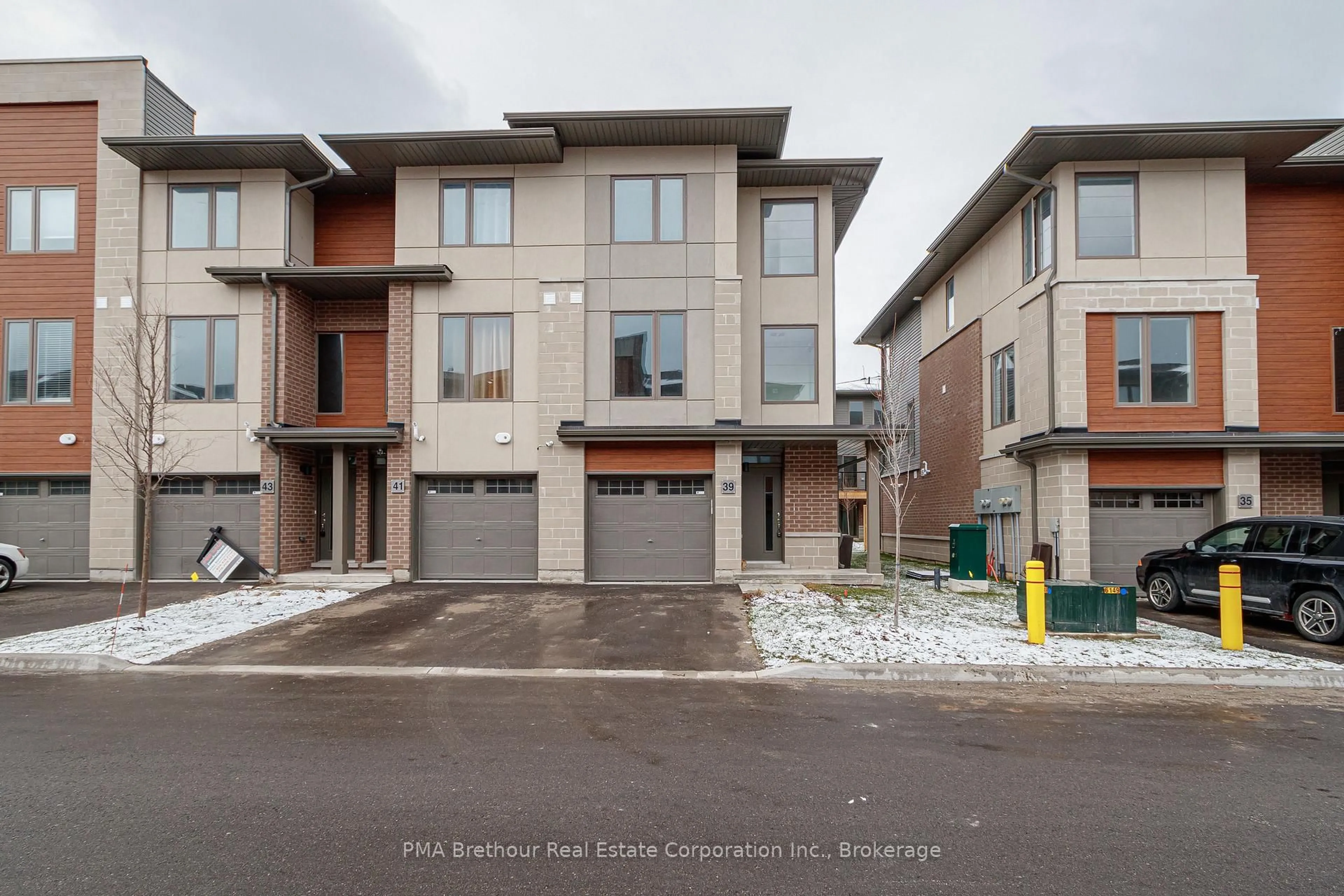 A pic from outside/outdoor area/front of a property/back of a property/a pic from drone, street for 39 Winters Cres #1, Collingwood Ontario L9Y 5K4