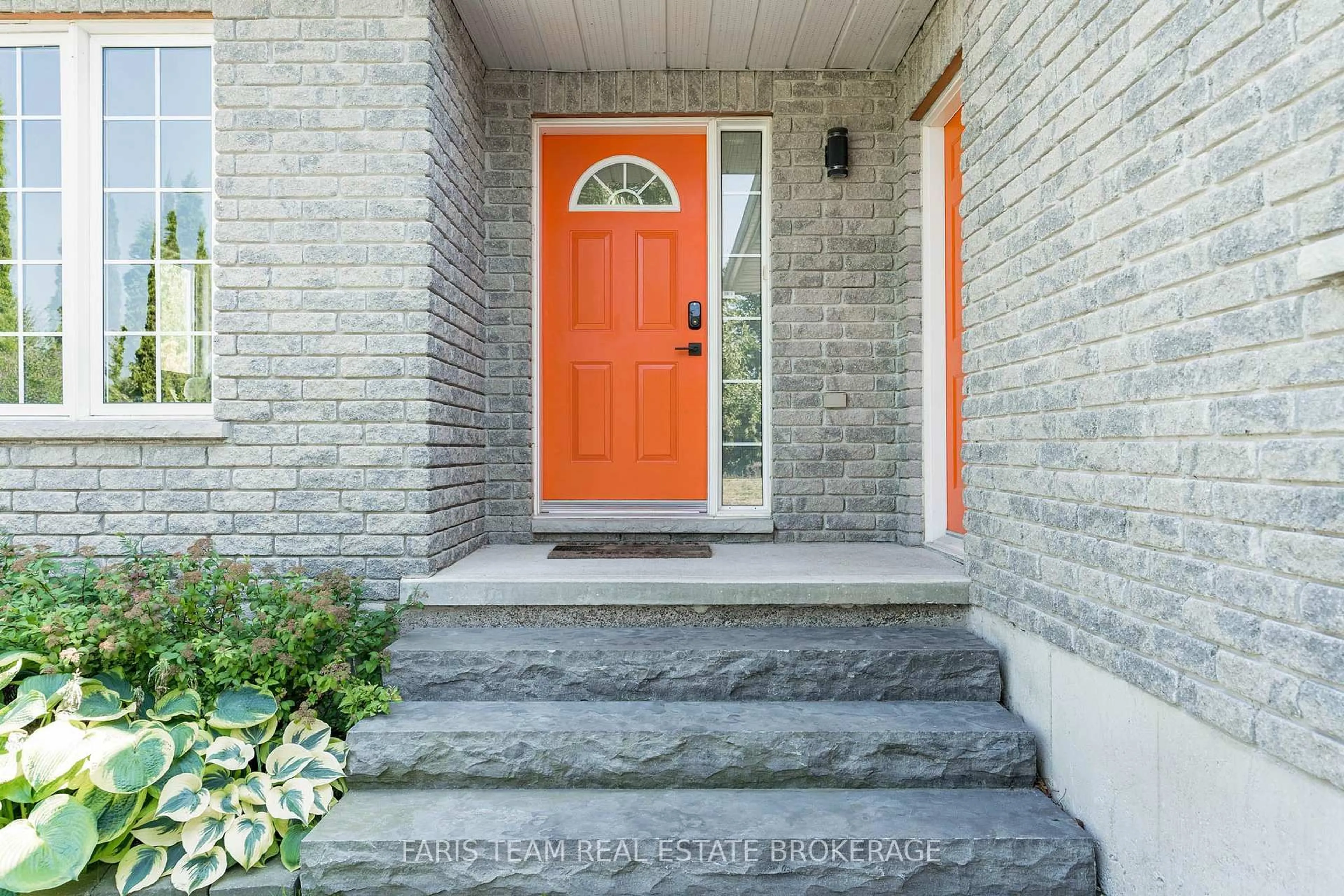 Indoor entryway for 33 Georgias Walk, Tay Ontario L0K 2A0
