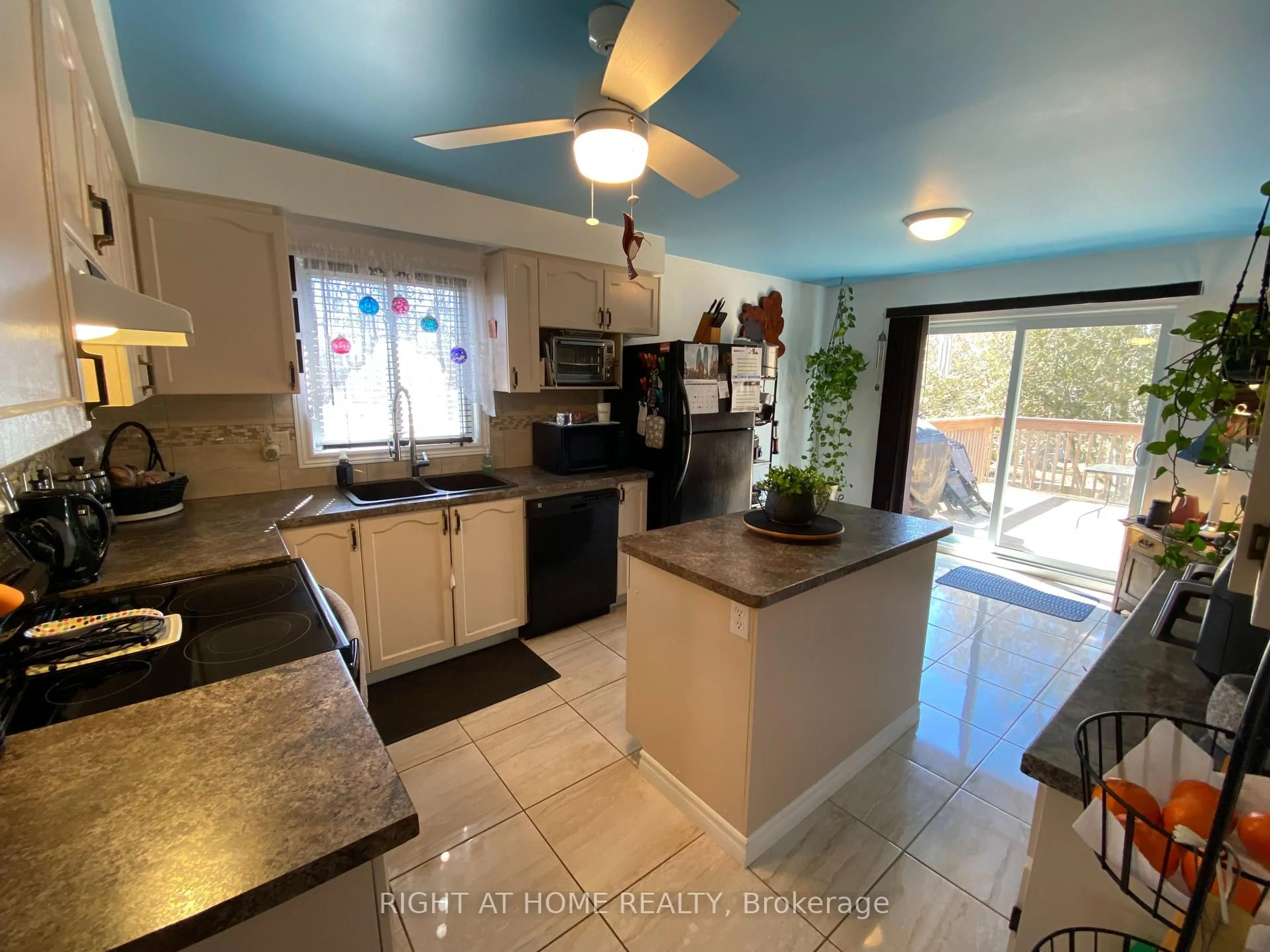 Open concept kitchen, ceramic/tile floor for 4 Campbell Ave, Oro-Medonte Ontario L0L 1T0