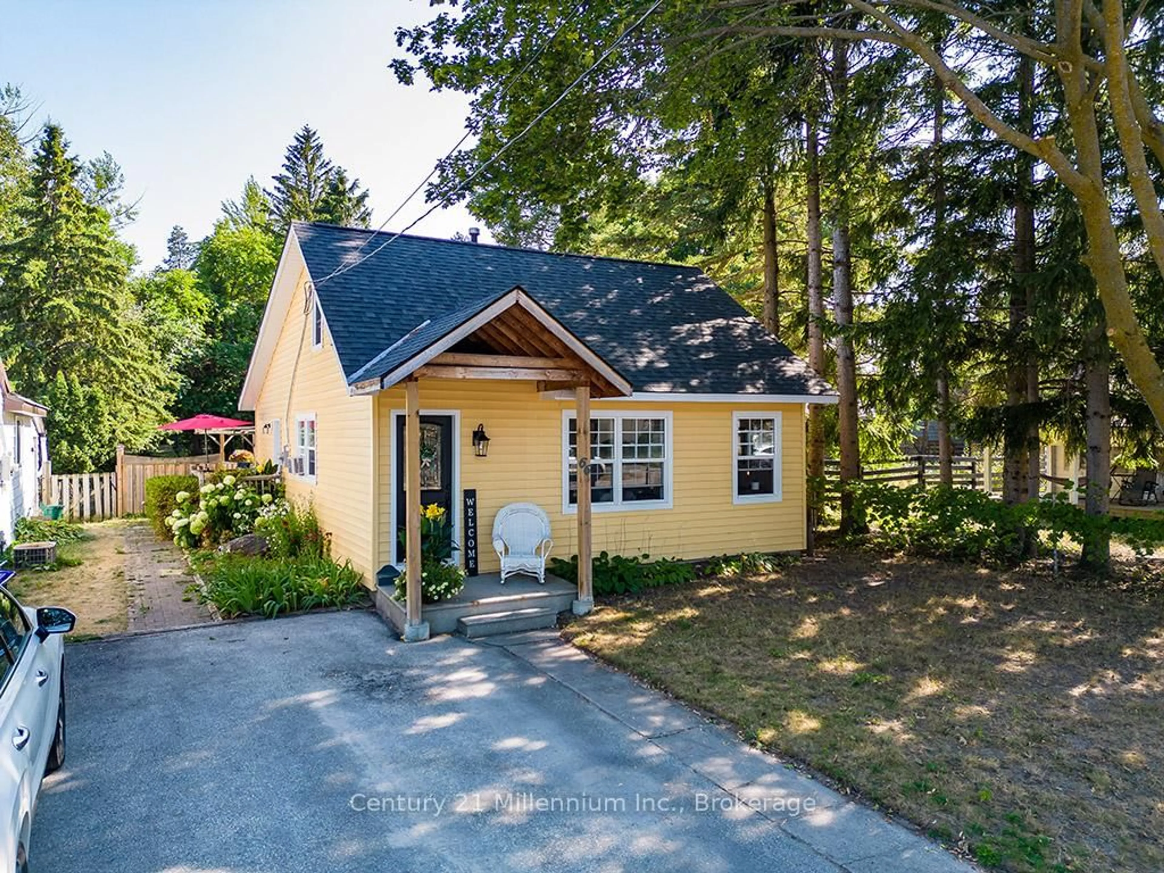 Home with vinyl exterior material, street for 66 Ninth St, Collingwood Ontario L9Y 2G2