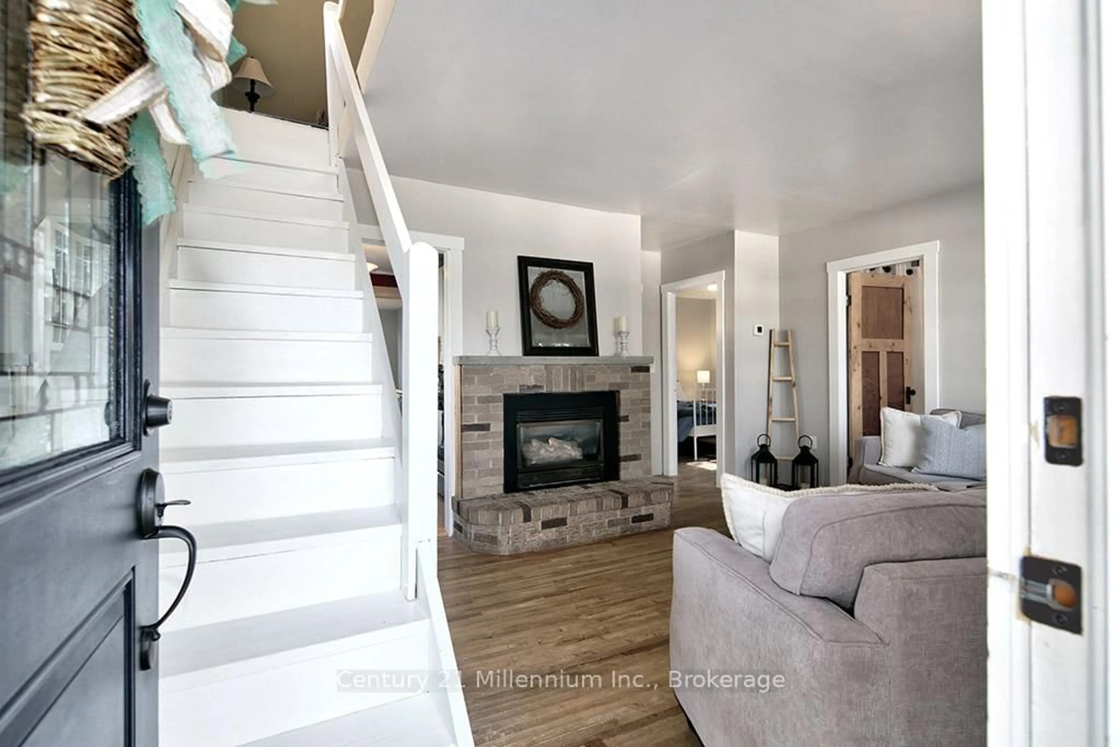 Living room with furniture, unknown for 66 Ninth St, Collingwood Ontario L9Y 2G2