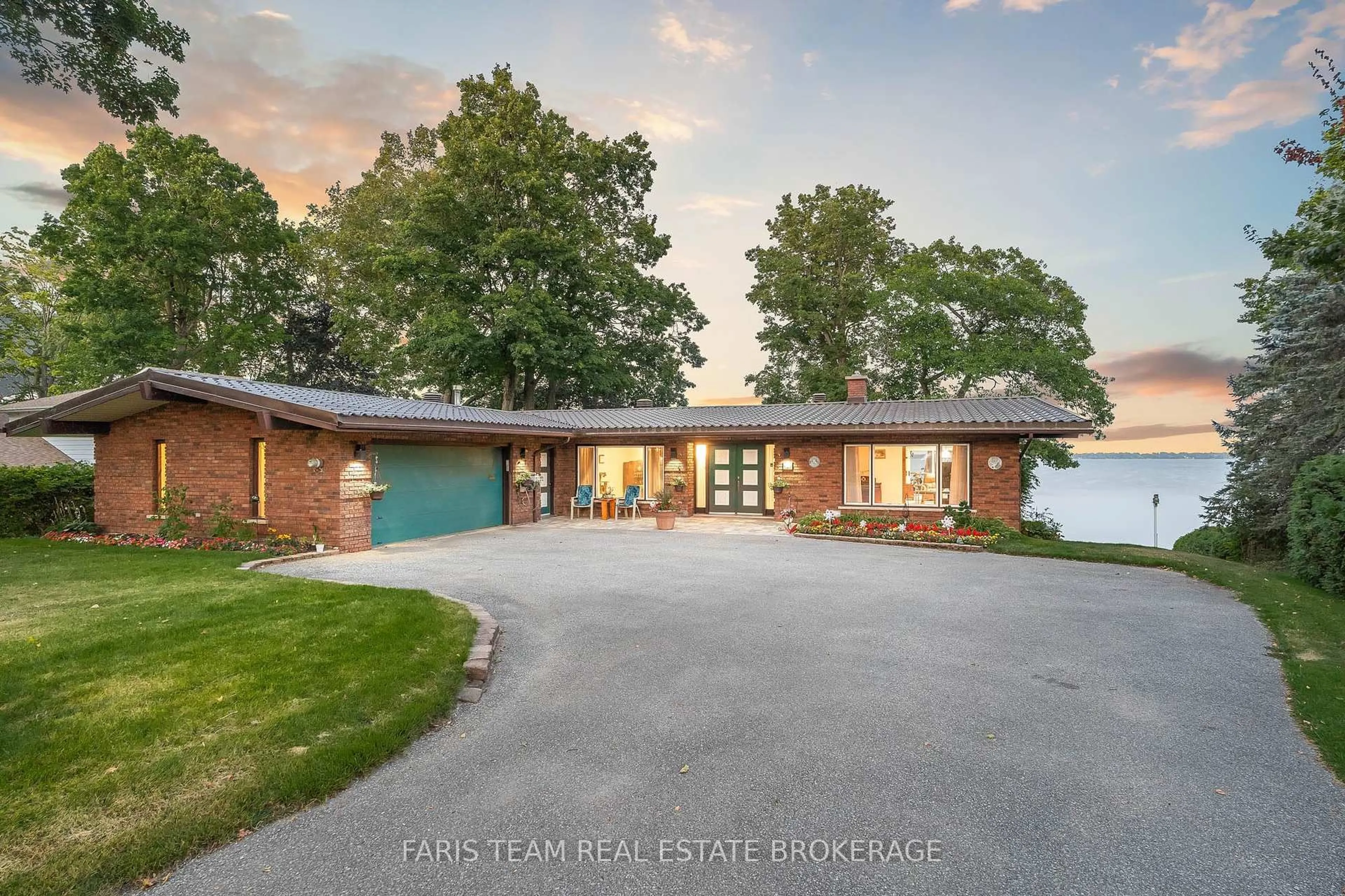 A pic from outside/outdoor area/front of a property/back of a property/a pic from drone, unknown for 1 Southwood Circ, Orillia Ontario L3V 2H8
